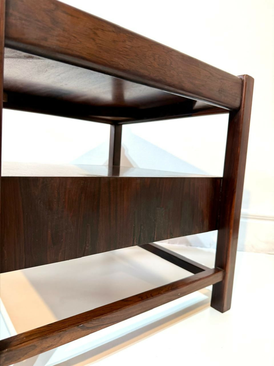 Mesa de cabeceira Ernesto Hauner - Mobilínea em Jacarandá