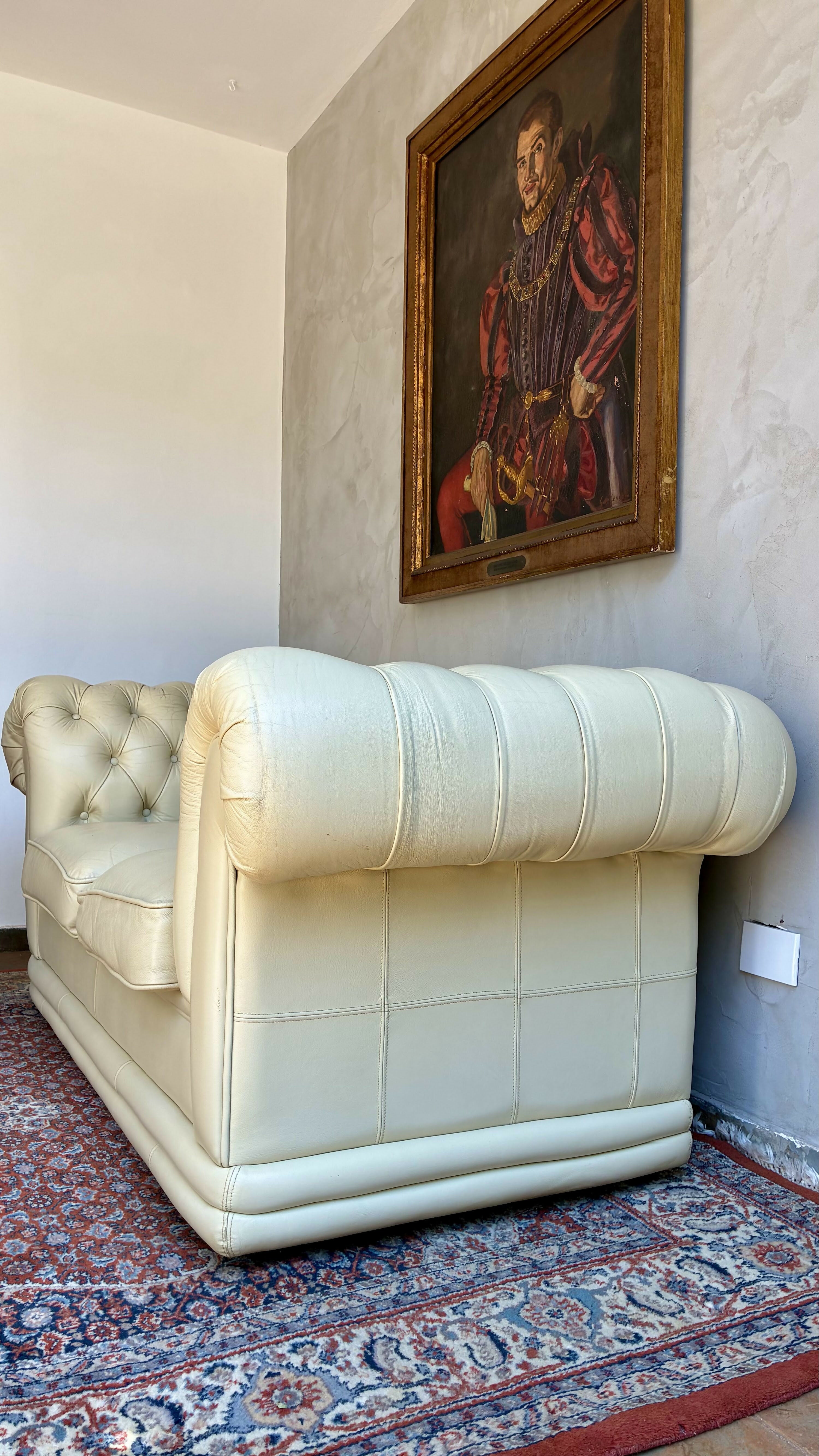 Sofá Chesterfield em Couro Bege
