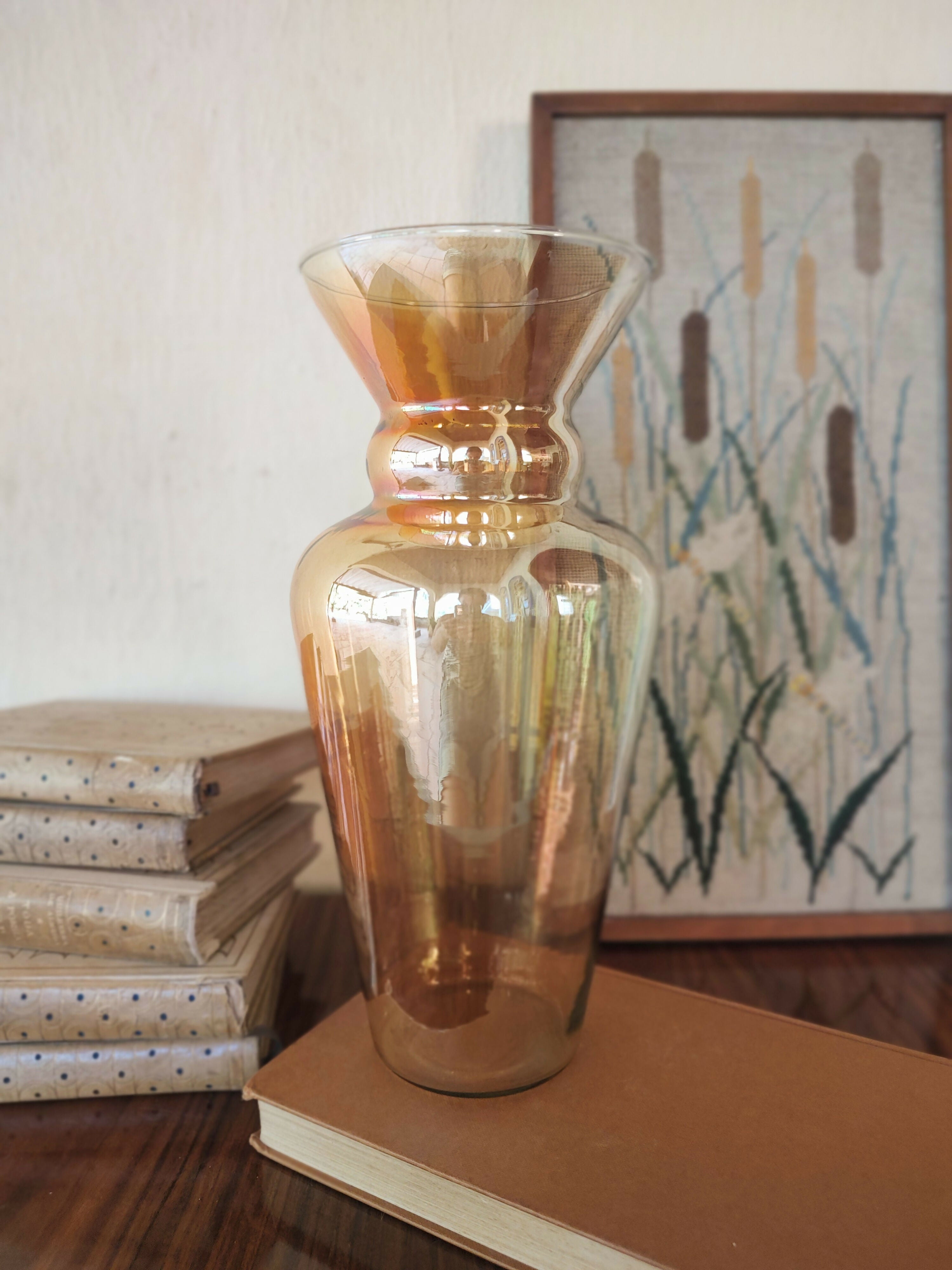 Antigo Vaso Decorativo em vidro levemente âmbar com reflexo furtacor