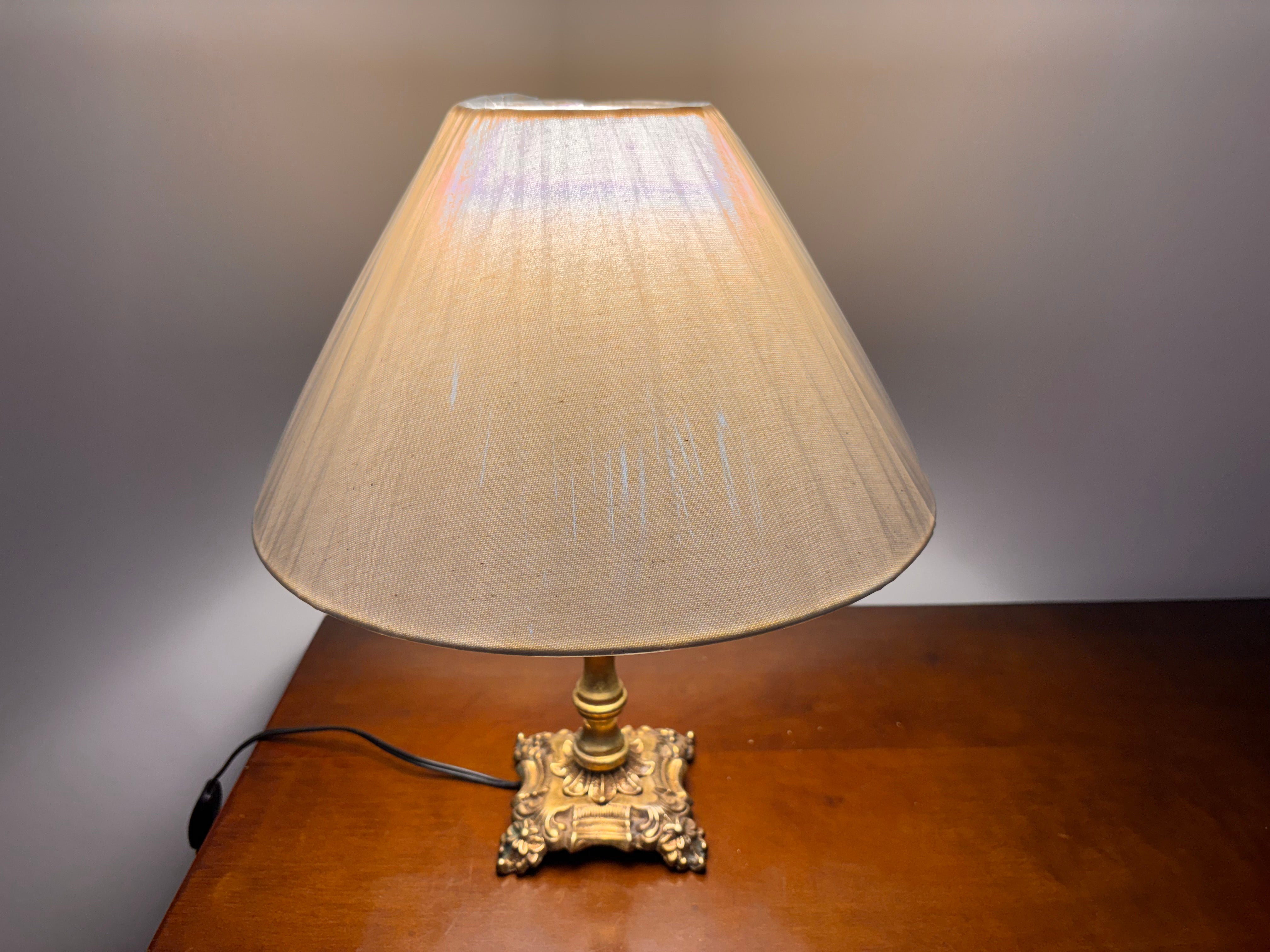  Abajur Antigo Vintage Em Bronze Maciço Com Cúpula De Tecido Claro 