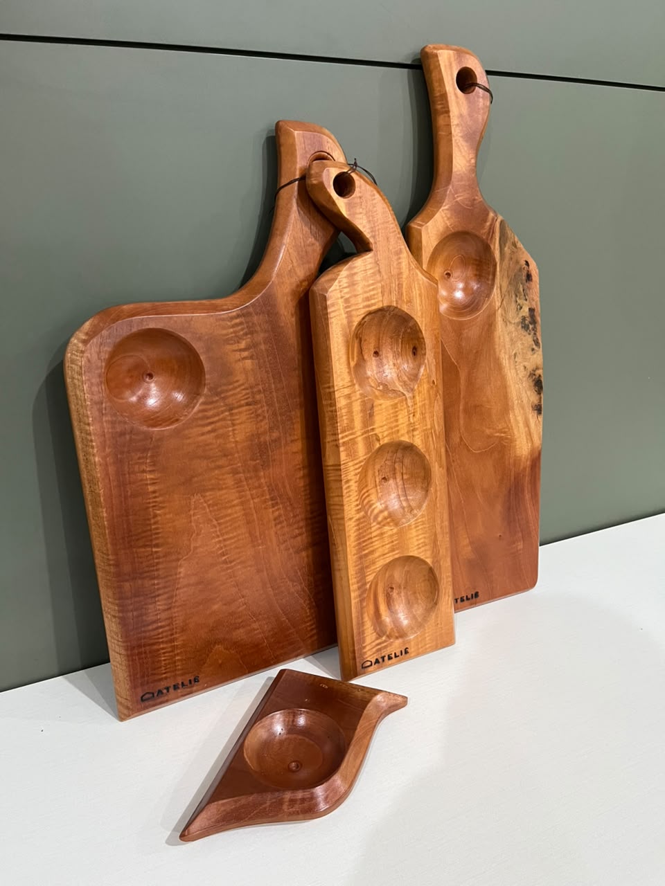 Conjunto de Tábuas e Petisqueiras Artesanais em Cedro-Rosa