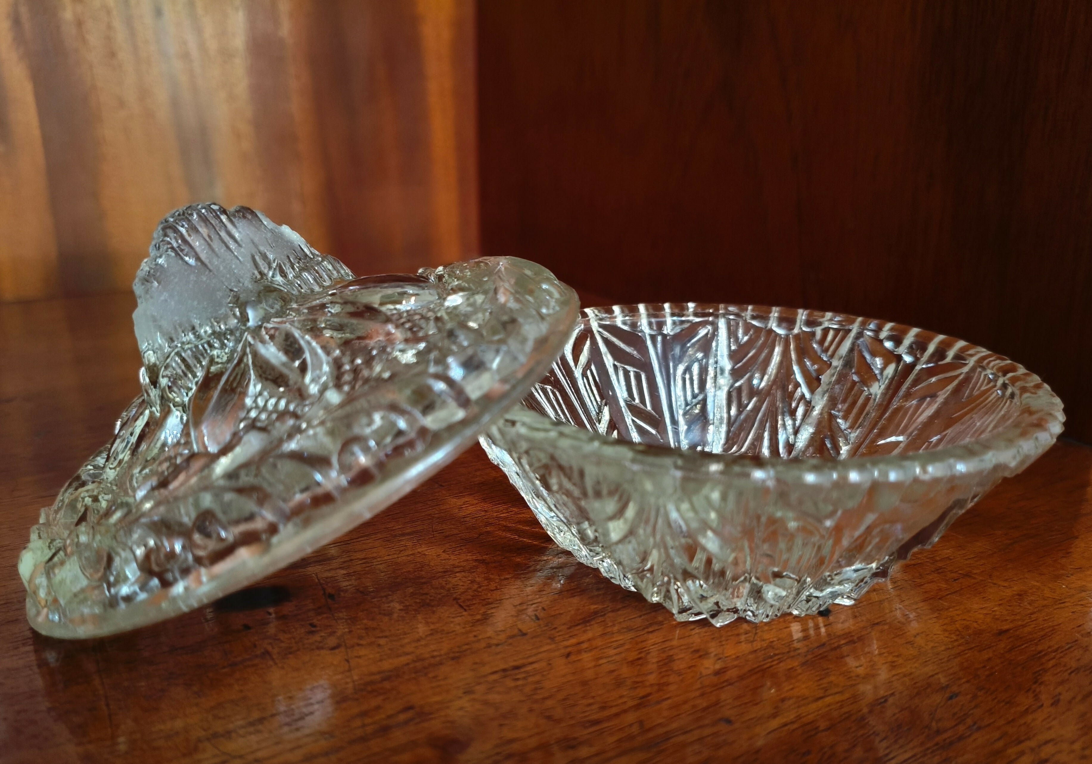 Bomboniere média em vidro trabalhado com tampa