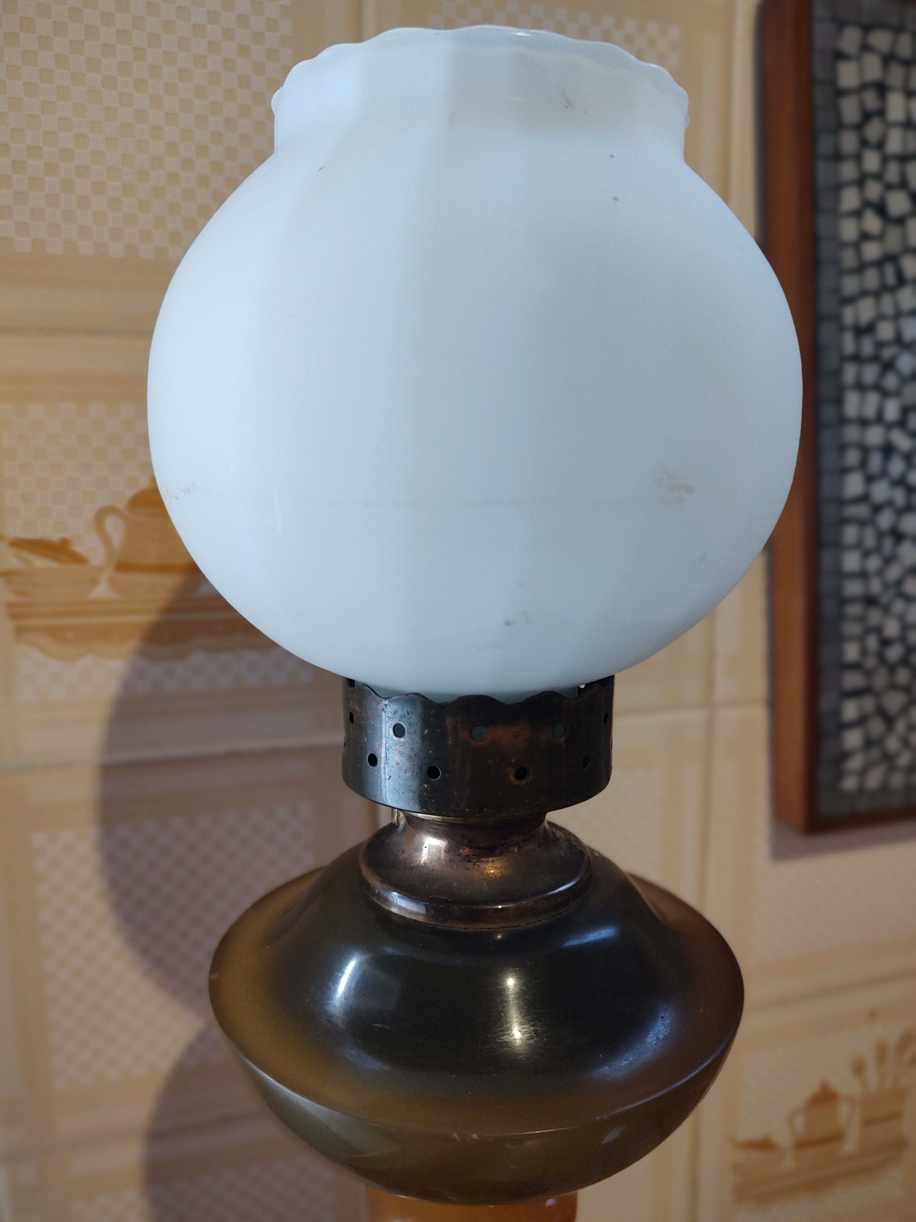 Maravilhoso Abajur / Luminária em acrílico com cúpula de vidro leitoso