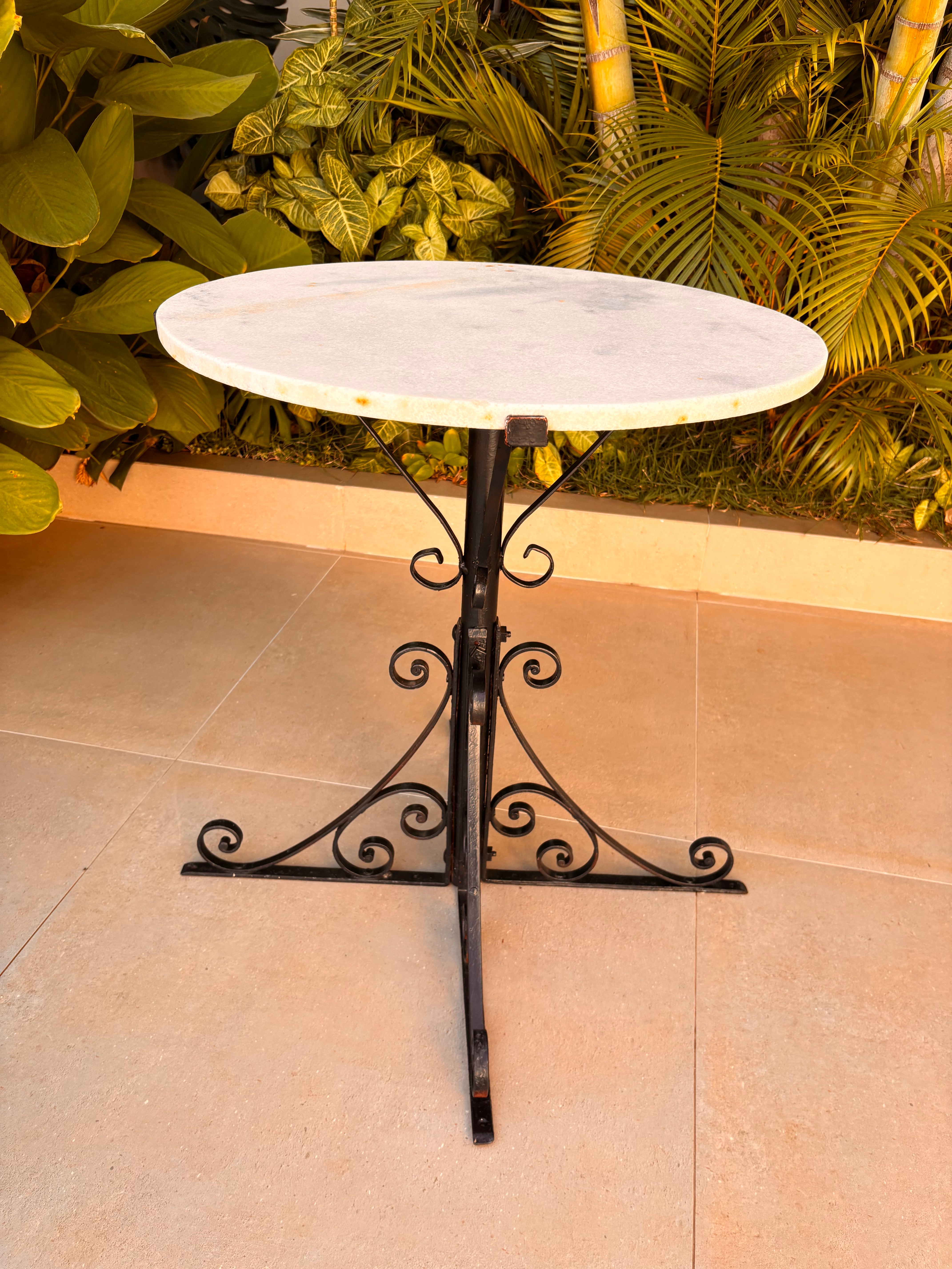 Mesa Bistrô Vintage Estilo Francês – Tampo Mármore e Base Ferro, meados do século XIX (fim dos anos 1800)