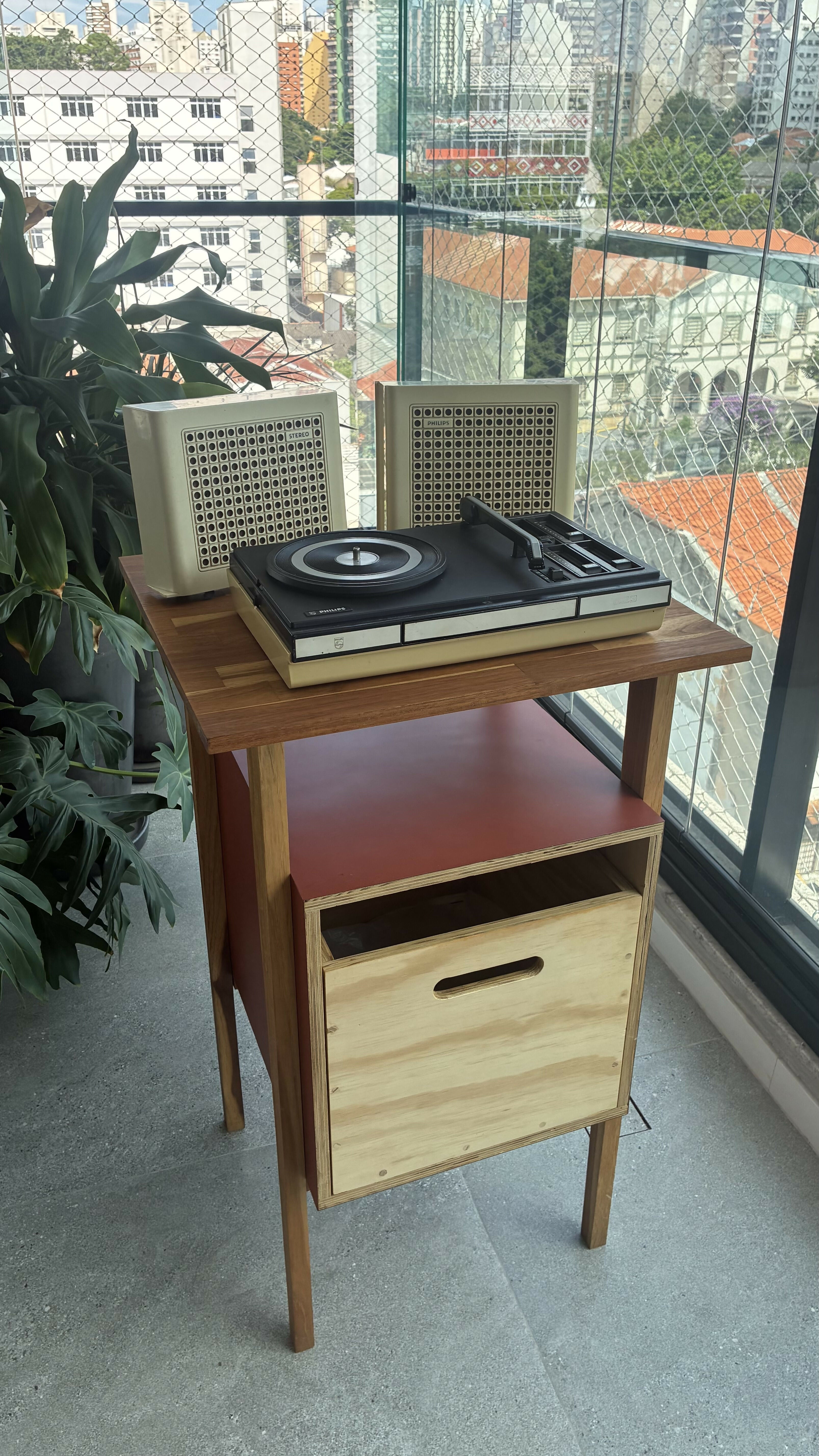 Móvel para vitrola e discos de vinil