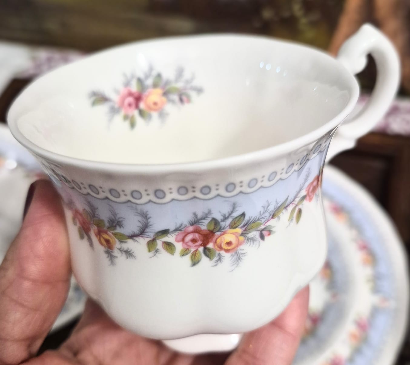 Trio de chá em porcelana inglesa vintage Paragon, modelo Bridesmaid. Incrivelmente lindo e romântico.