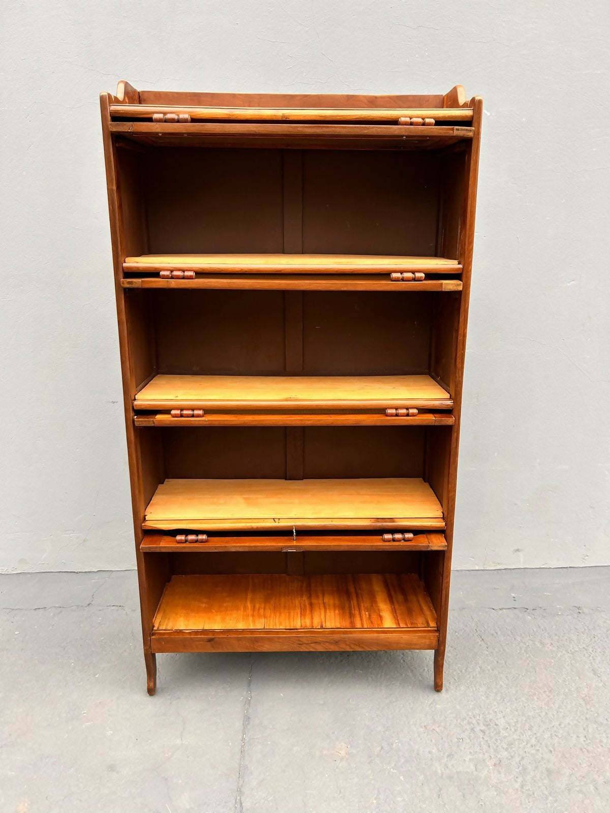 Livreiro Basculante em Madeira e vidro texturizado (restaurado)