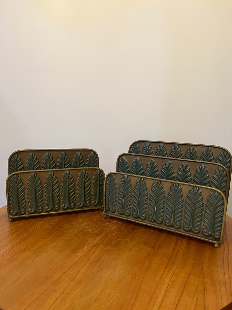 Conjunto com 2 porta-cartas em metal – decoração de folhas em relevo
