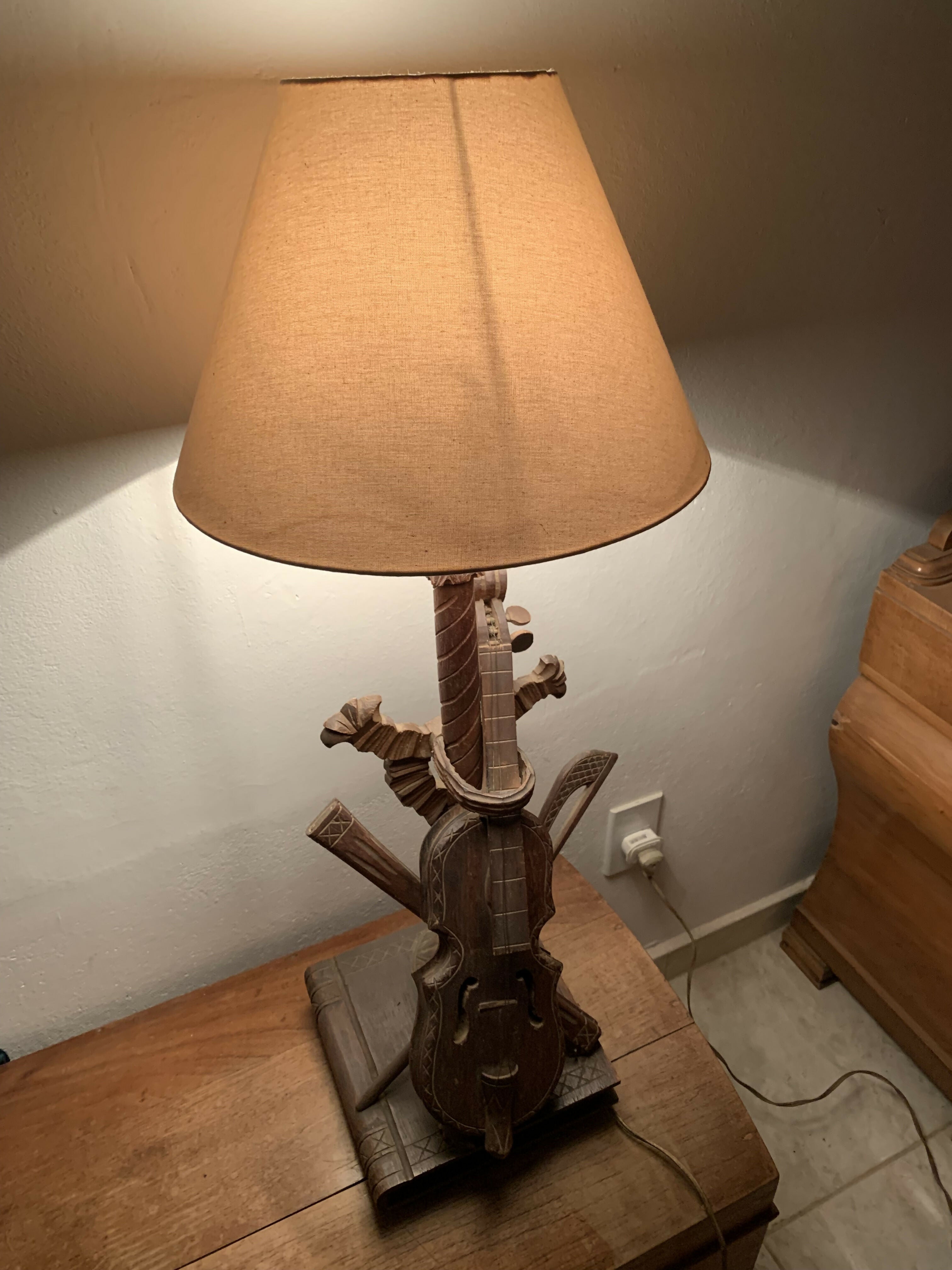 Abajur antigo violino e livro