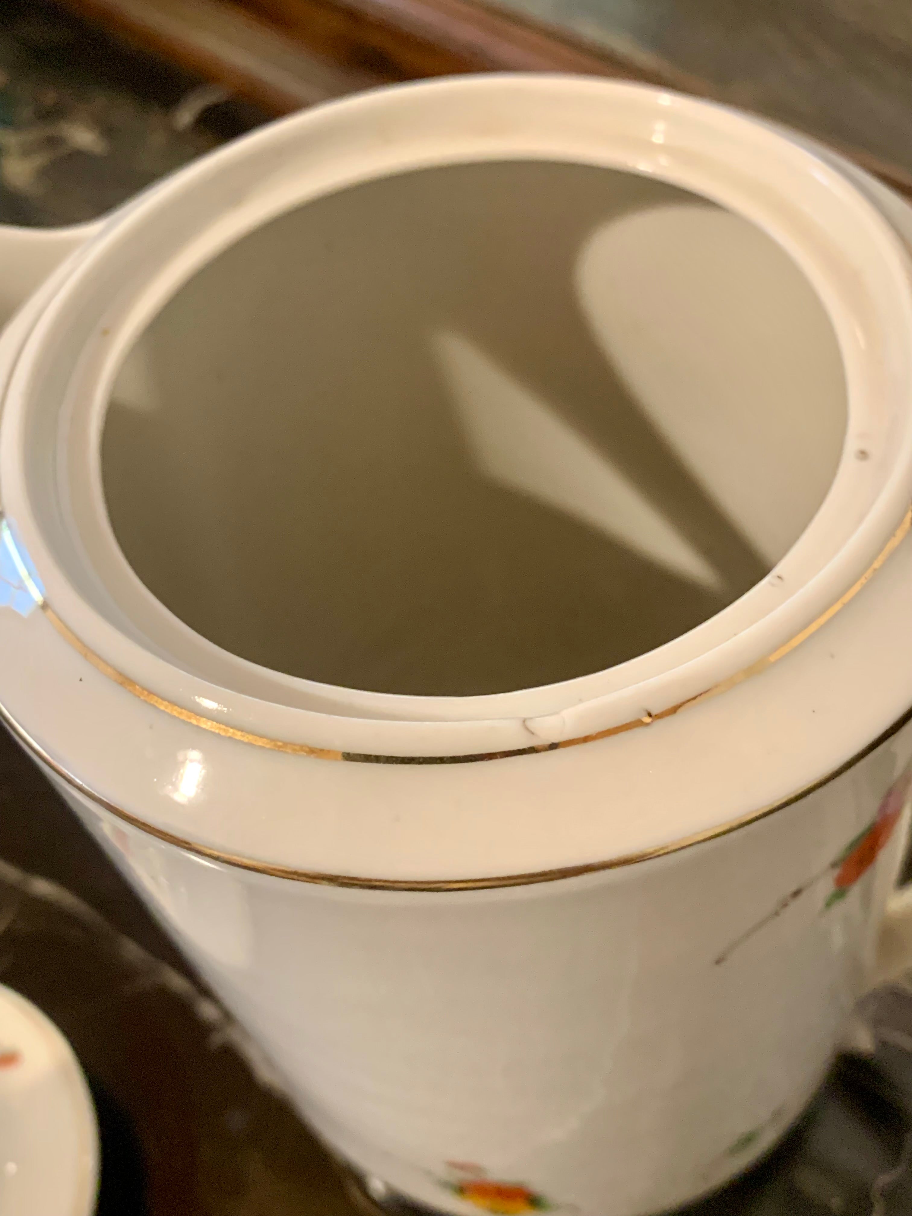 Raríssimo bule de porcelana da extinta e afamada fábrica Cerqueira Leite com motivos florais 