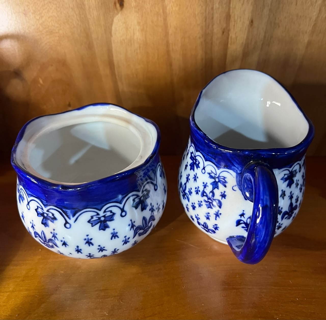 Leiteira e açucareiro em porcelana azul e branca — conjunto com 2 peças