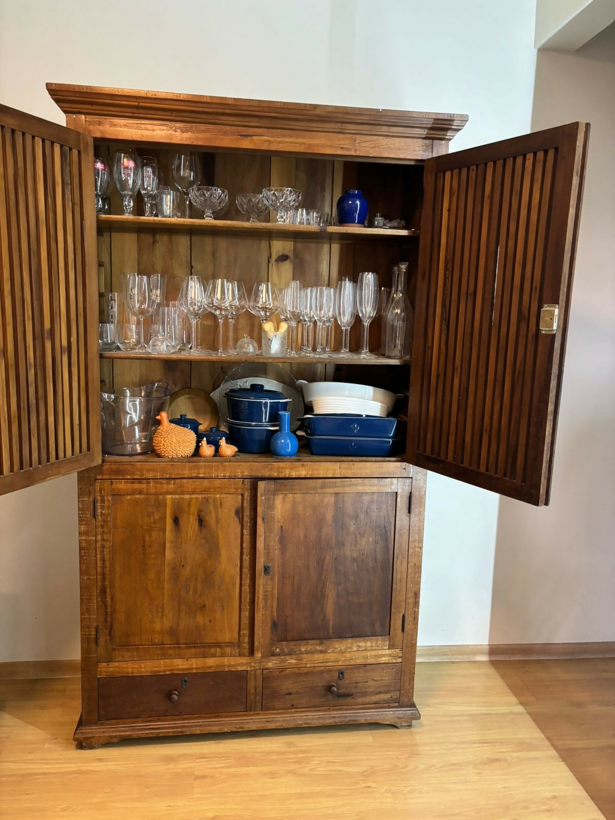 Queijeira centenária / Armário com prateleiras robustas e ajustáveis, em madeira maciça.