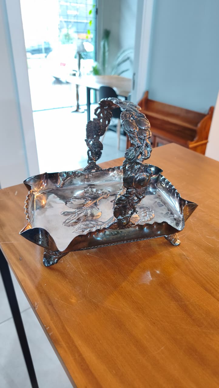 Fruteira Decorativa em Metal Prateado com Alça Ornamentada – Estilo Clássico