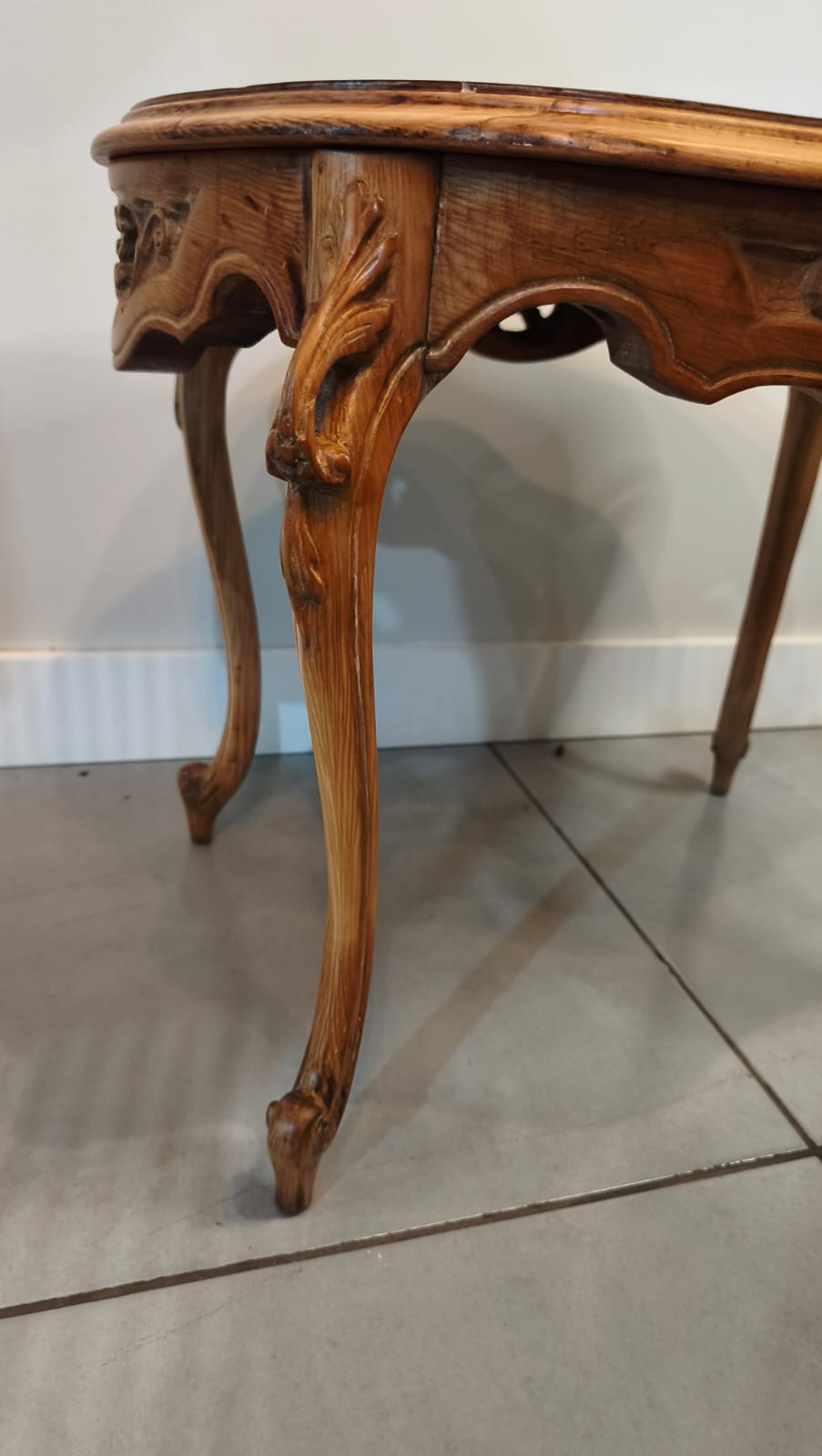 Mesa de Centro Oval com Marchetaria Floral e Bandeja Removível