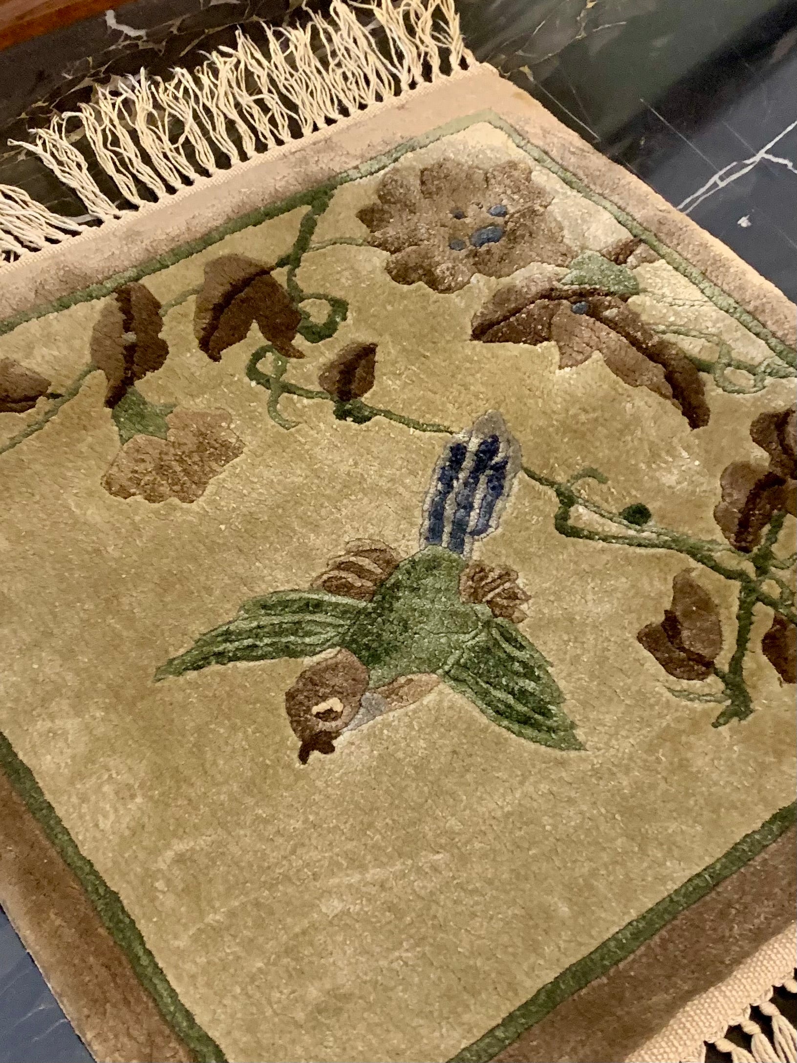 Pequeno e Lindo tapete oriental em fios de seda com pássaros e flores