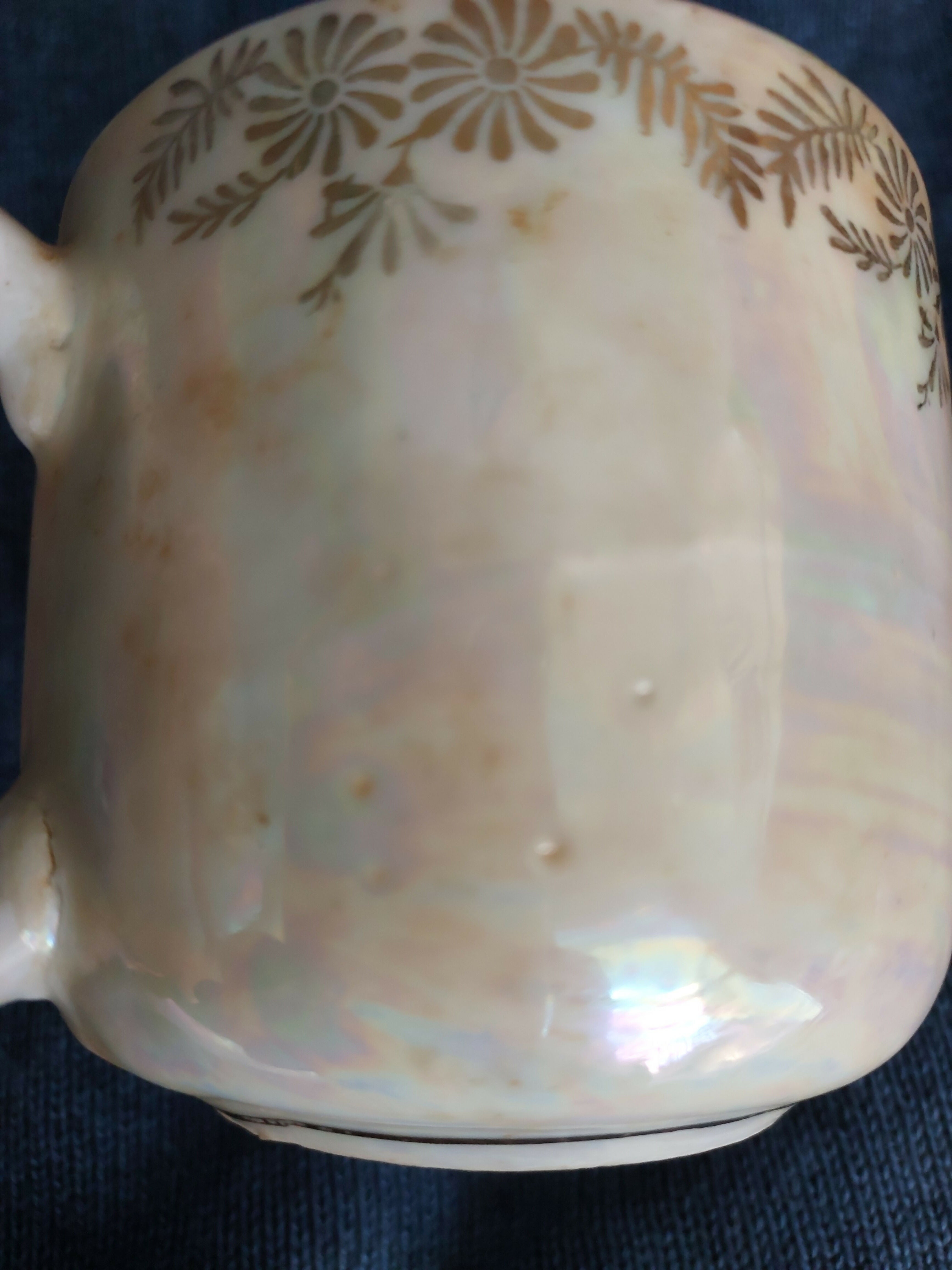 Xícara de Chá Antiga com Cena Romântica