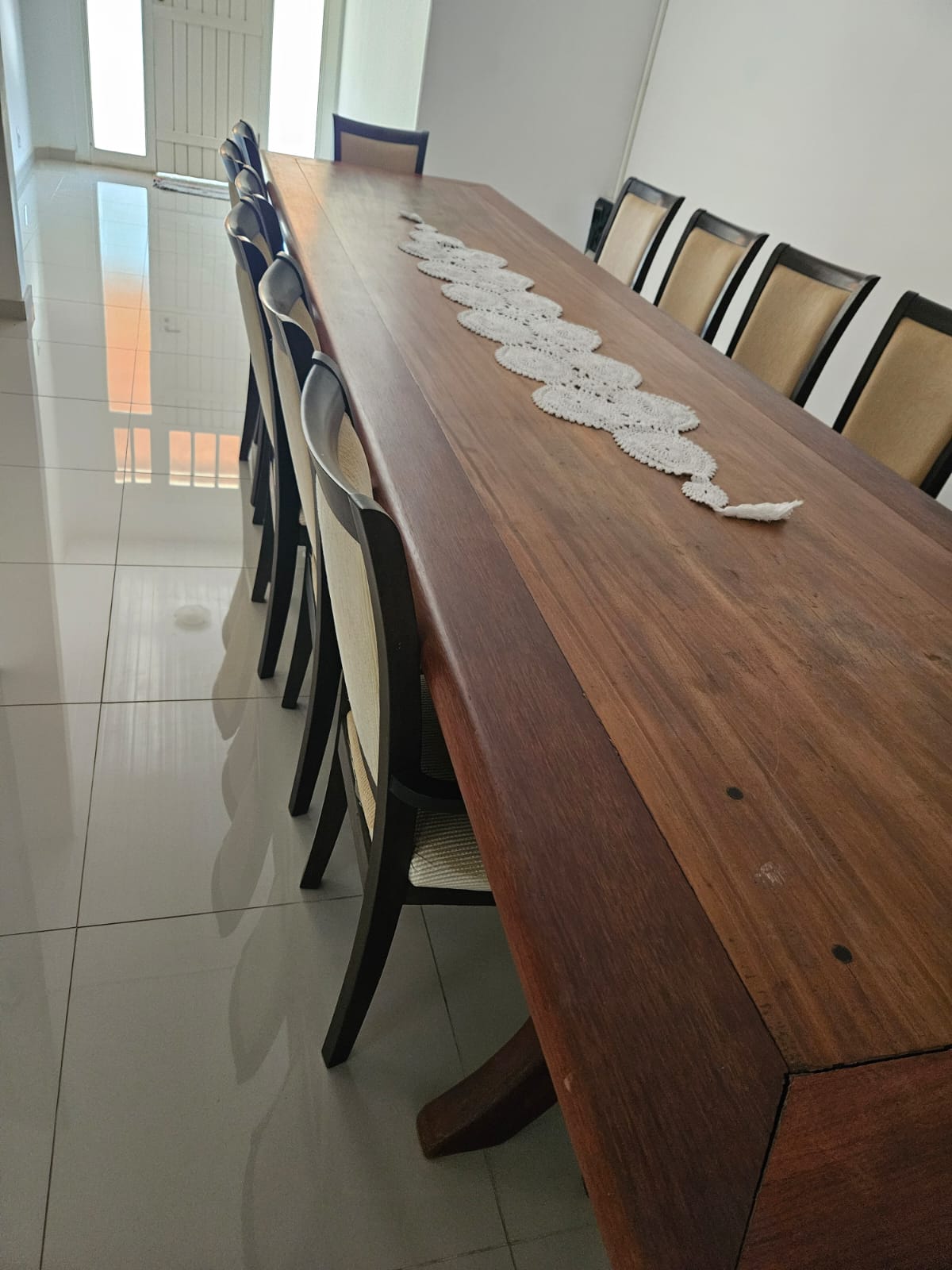 GRANDE MESA DE MADEIRA IMPONENTE E ELEGANTE COM CADEIRAS - 14 LUGARES COMPLETA