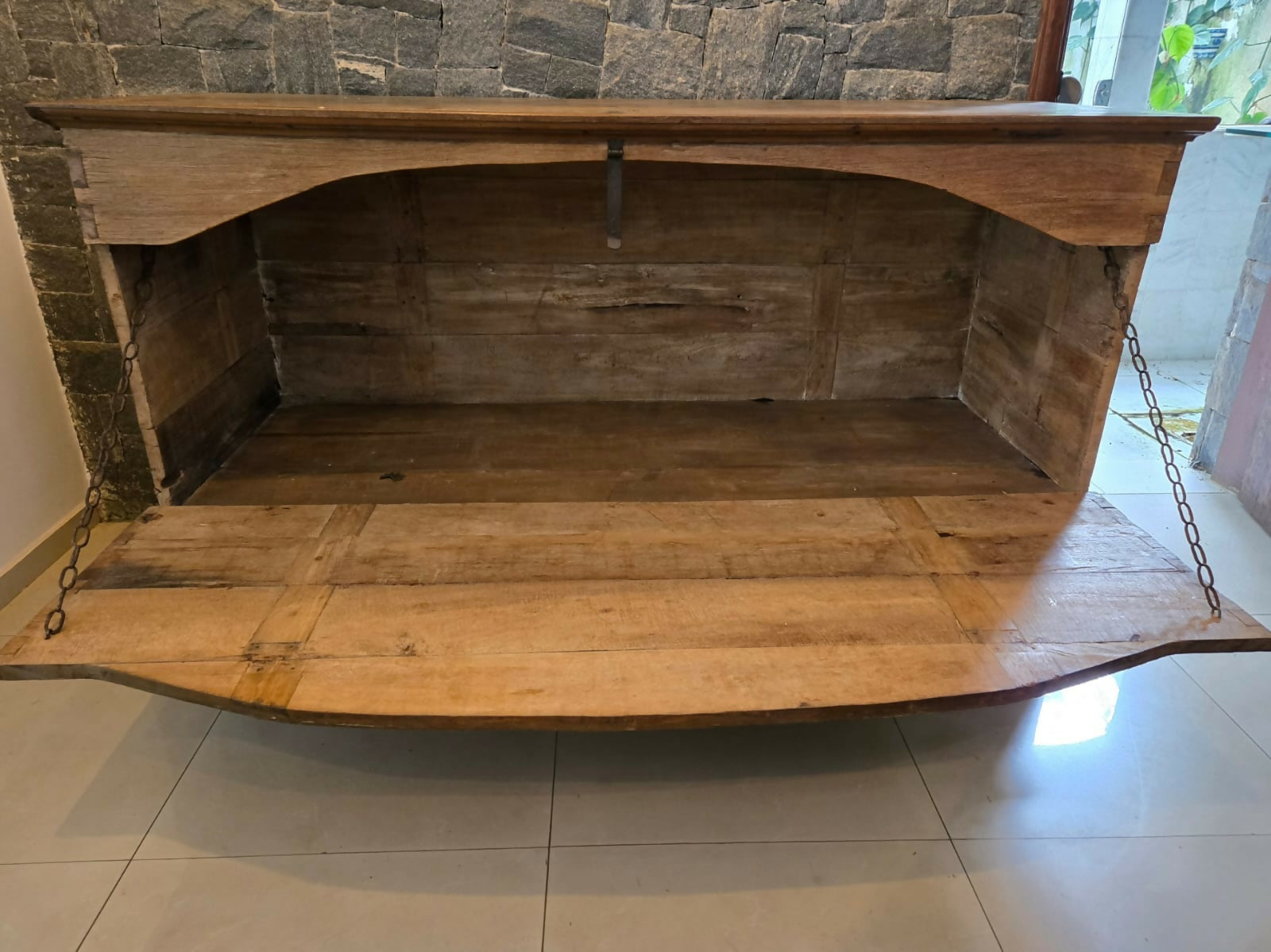 Arca colonial imponente, em madeira maciça