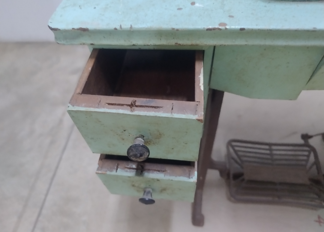 Máquina de Costura Elgin Antiga com Mesa