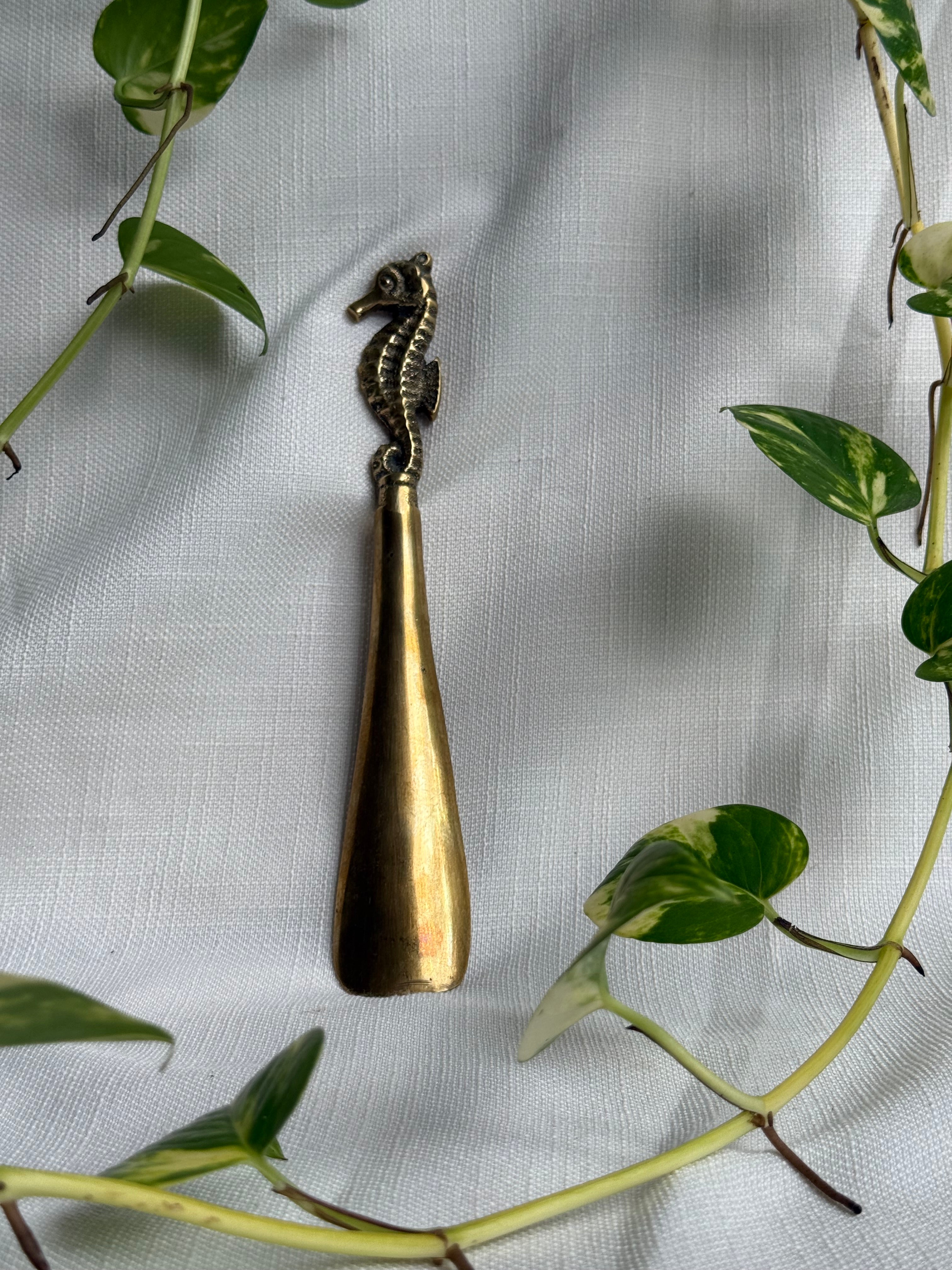 Calçadeira vintage em metal dourado - Cavalo marinho