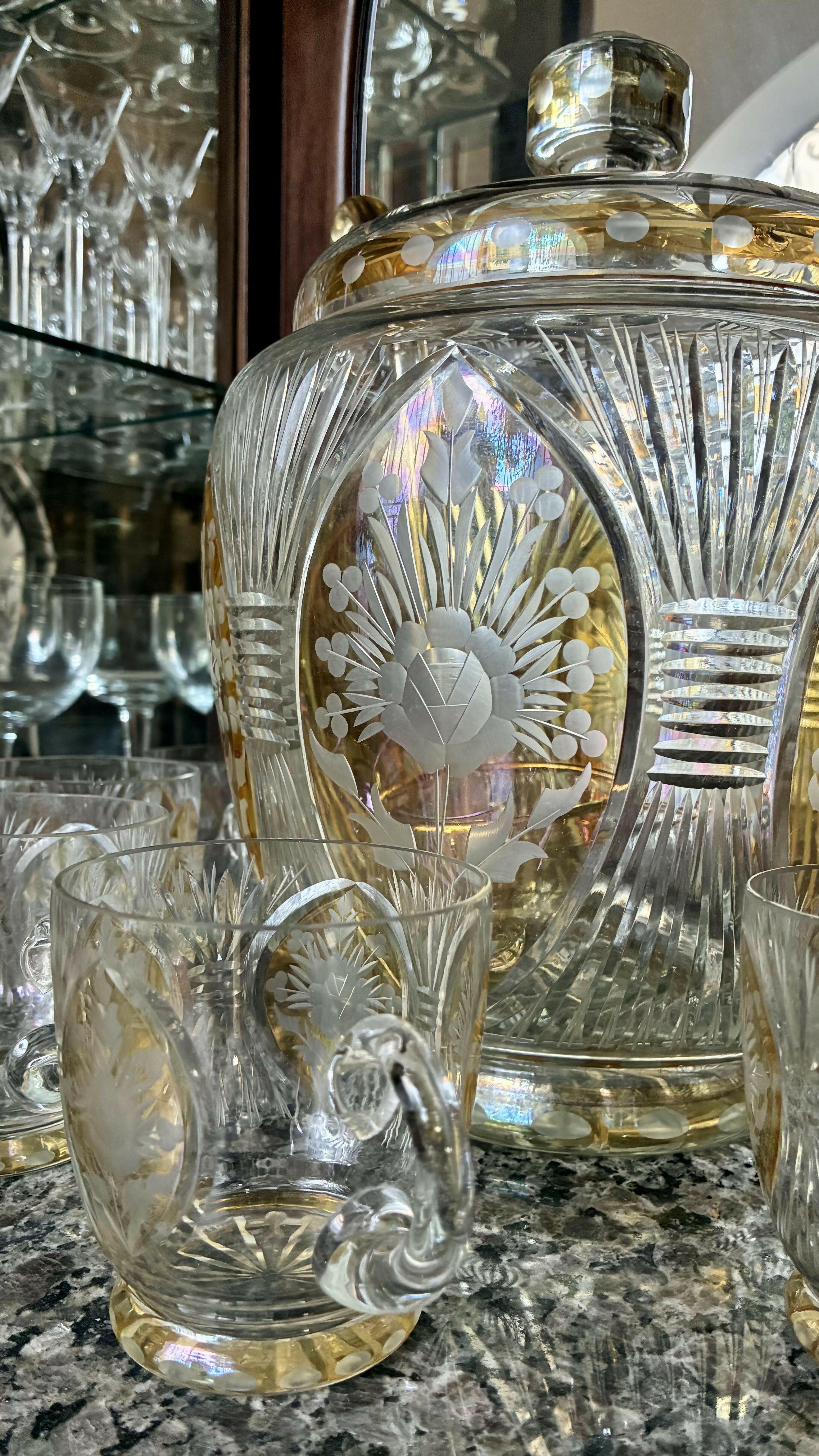 Poncheira em Cristal Tcheco Lapidado com detalhes dourados