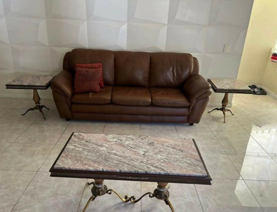 Conjunto sofisticado de mesas com tampo em pedra
