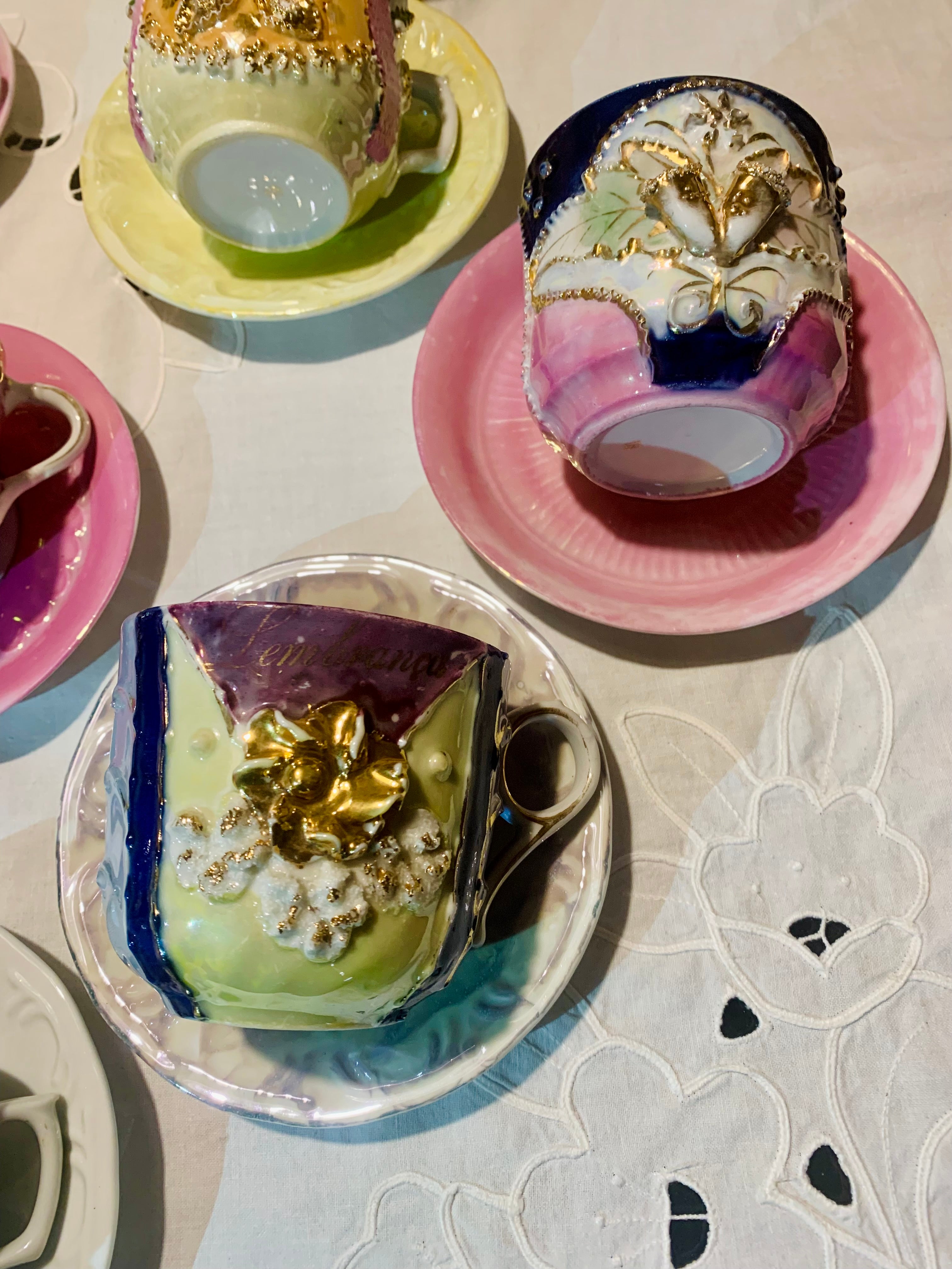 Estonteante e raríssimo jogo com 8 xícaras de chá Isabelinas fina porcelana