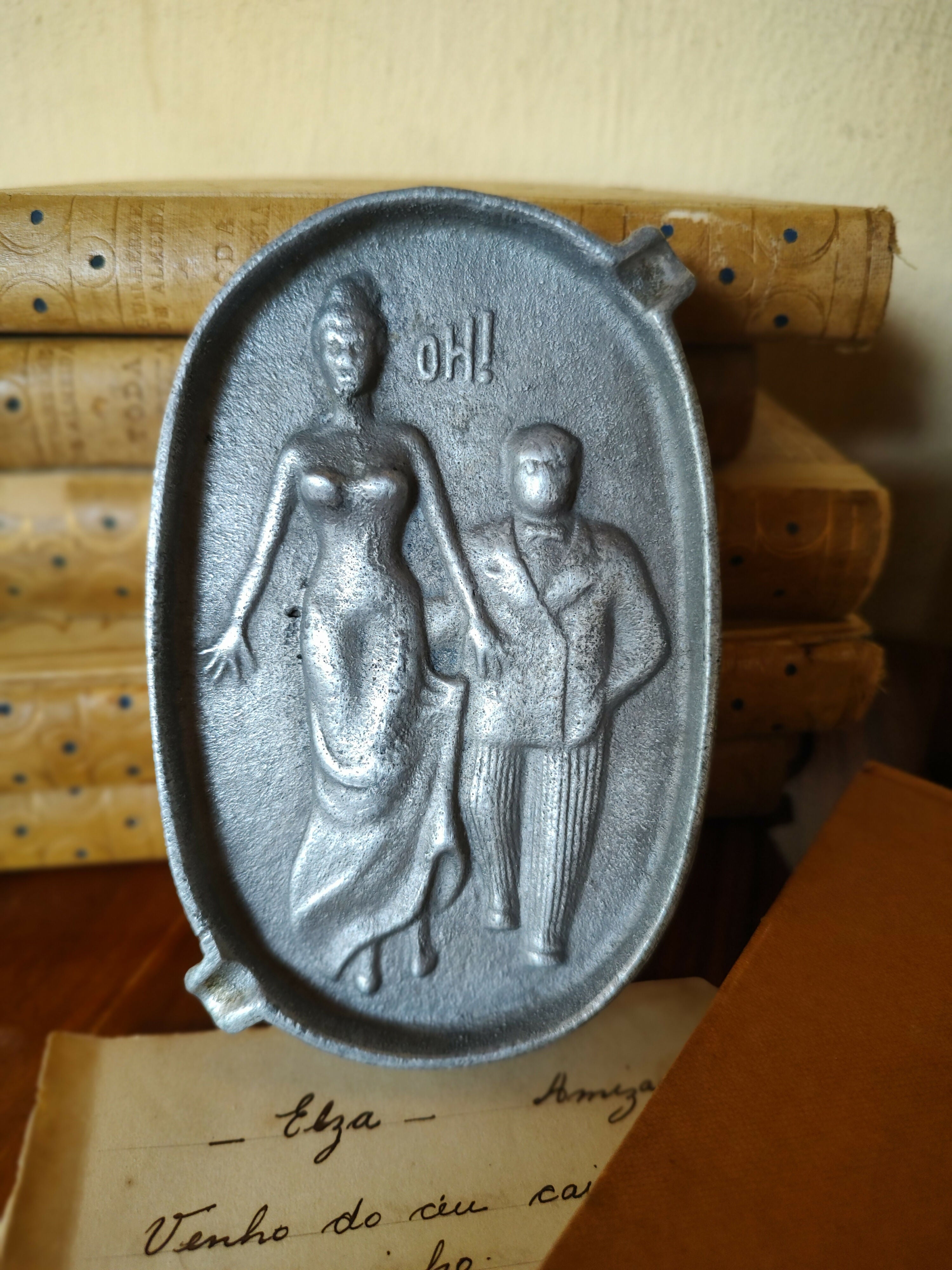 Antigo Cinzeiro americano em alumínio fundido retratando casal