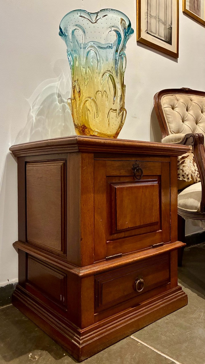 Mesa de Cabeceira em Madeira com Porta e Gaveta