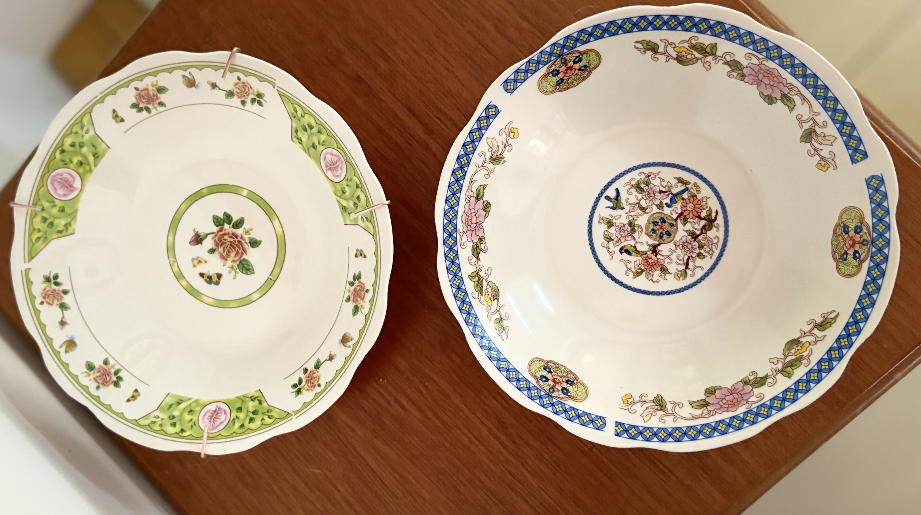 Pratos decorativos em porcelana com pinturas chinesas