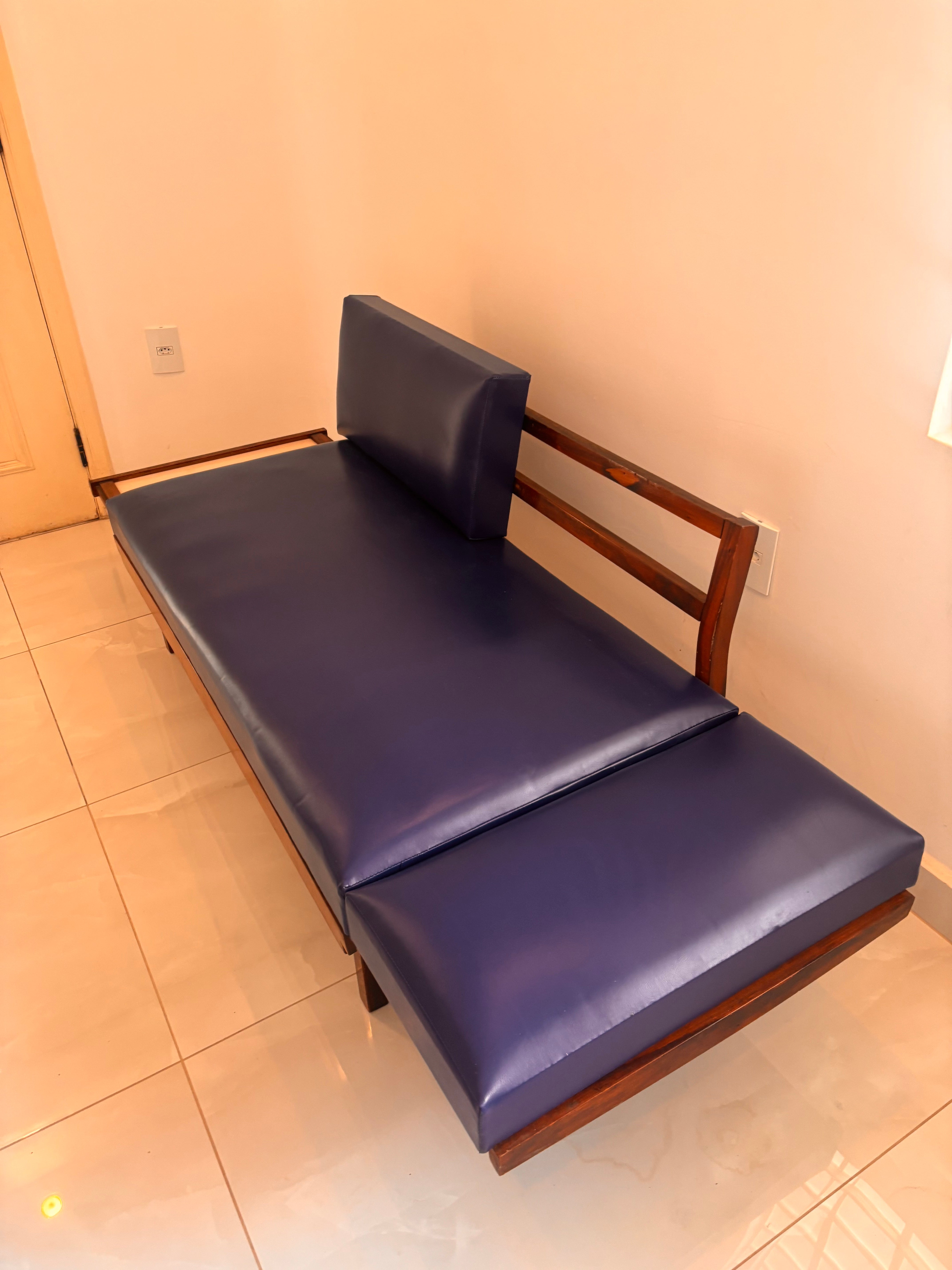 Sofá-cama Gelli clássico de dois lugares da Móveis Gelli em courvin azul escuro - 1960