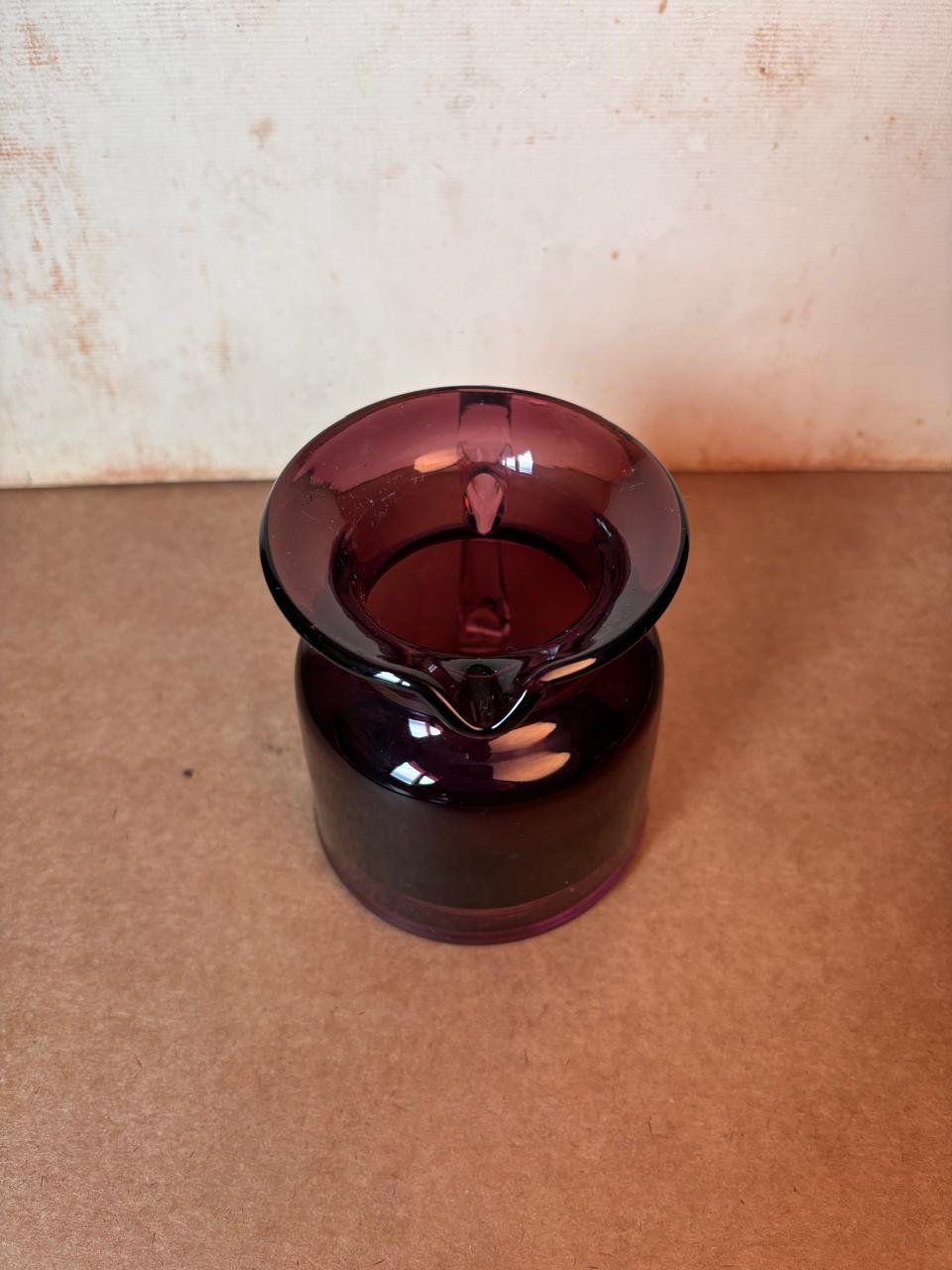 Pequena jarra em vidro artístico vinho com alça incolor (DMCPS_463)