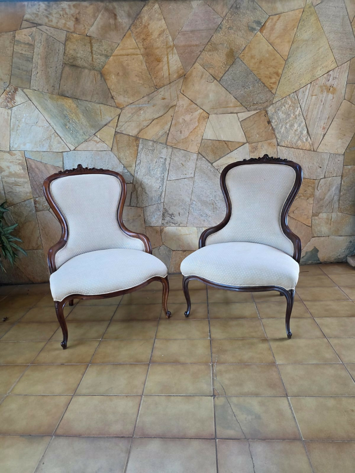 Par de Poltronas Vitorianas anos 50 em madeira maciça talhada