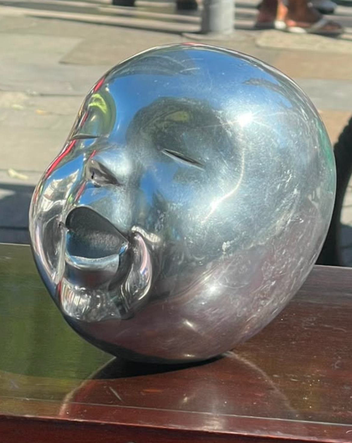 Escultura rosto bebê Buda com acabamento cromado