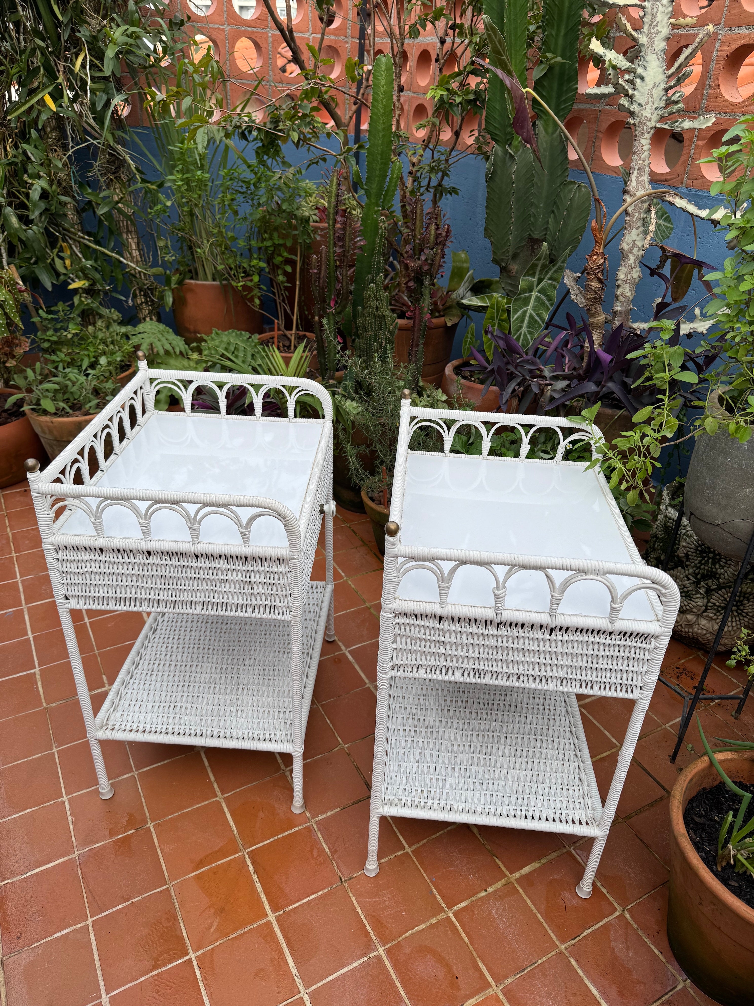 Mesinhas de cabeceira / mesinhas laterais em fibra natural branca 