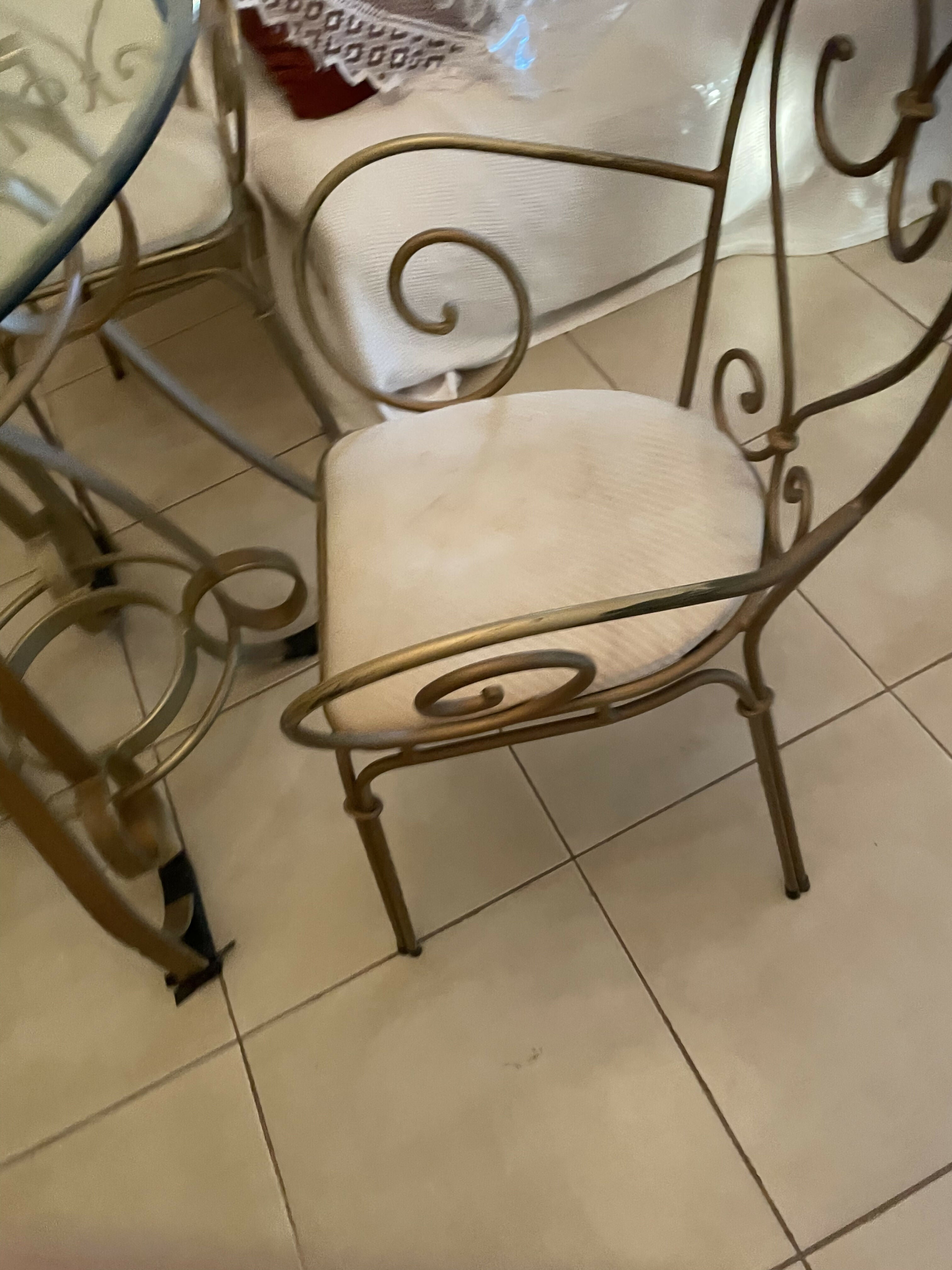 Mesa de ferro com tampo de vidro com quatro cadeiras