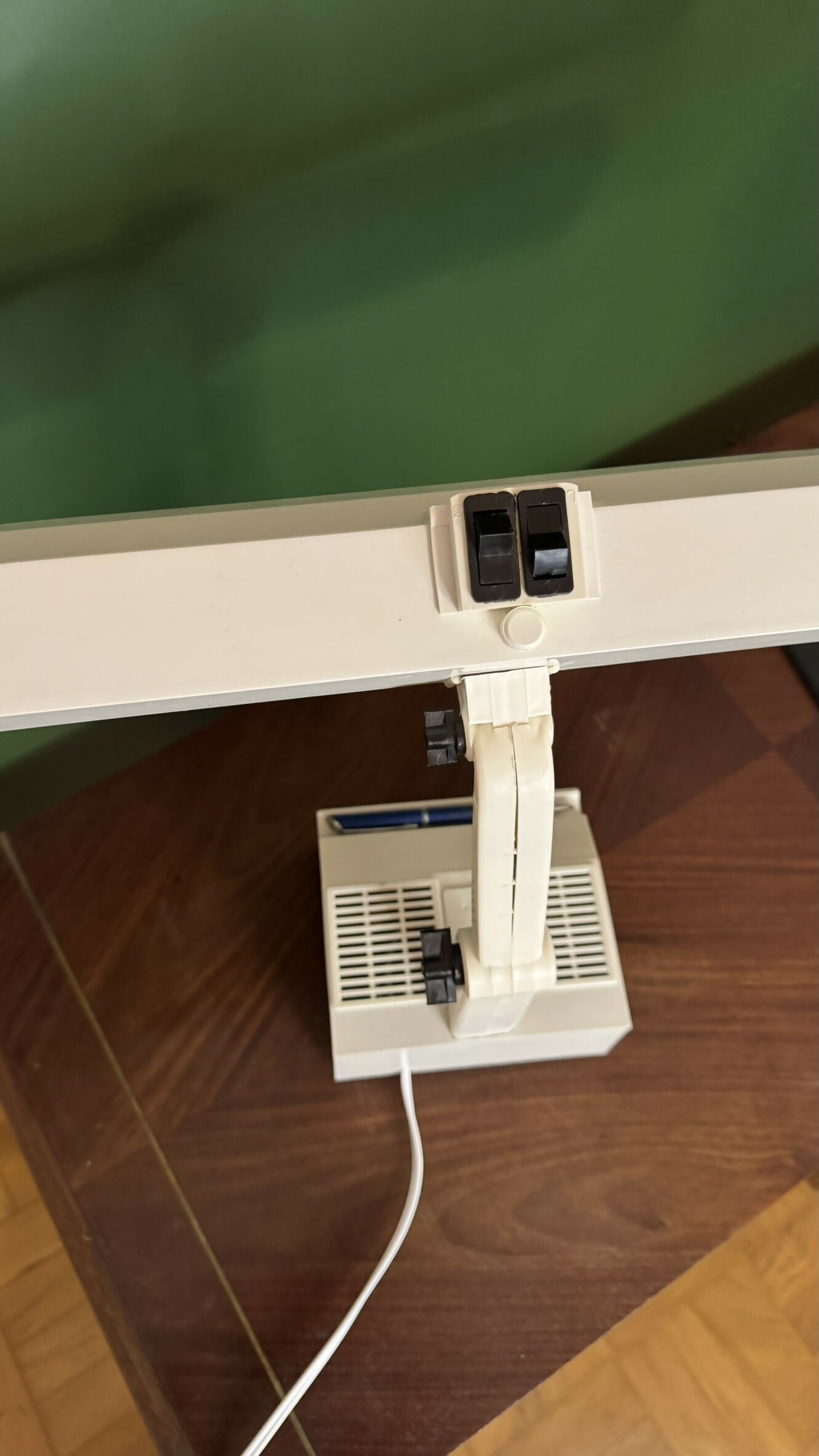 Luminária de Mesa Illutec ORIGINAL Anos 80 | Design Funcional Brasileiro (Branco Restaurado)