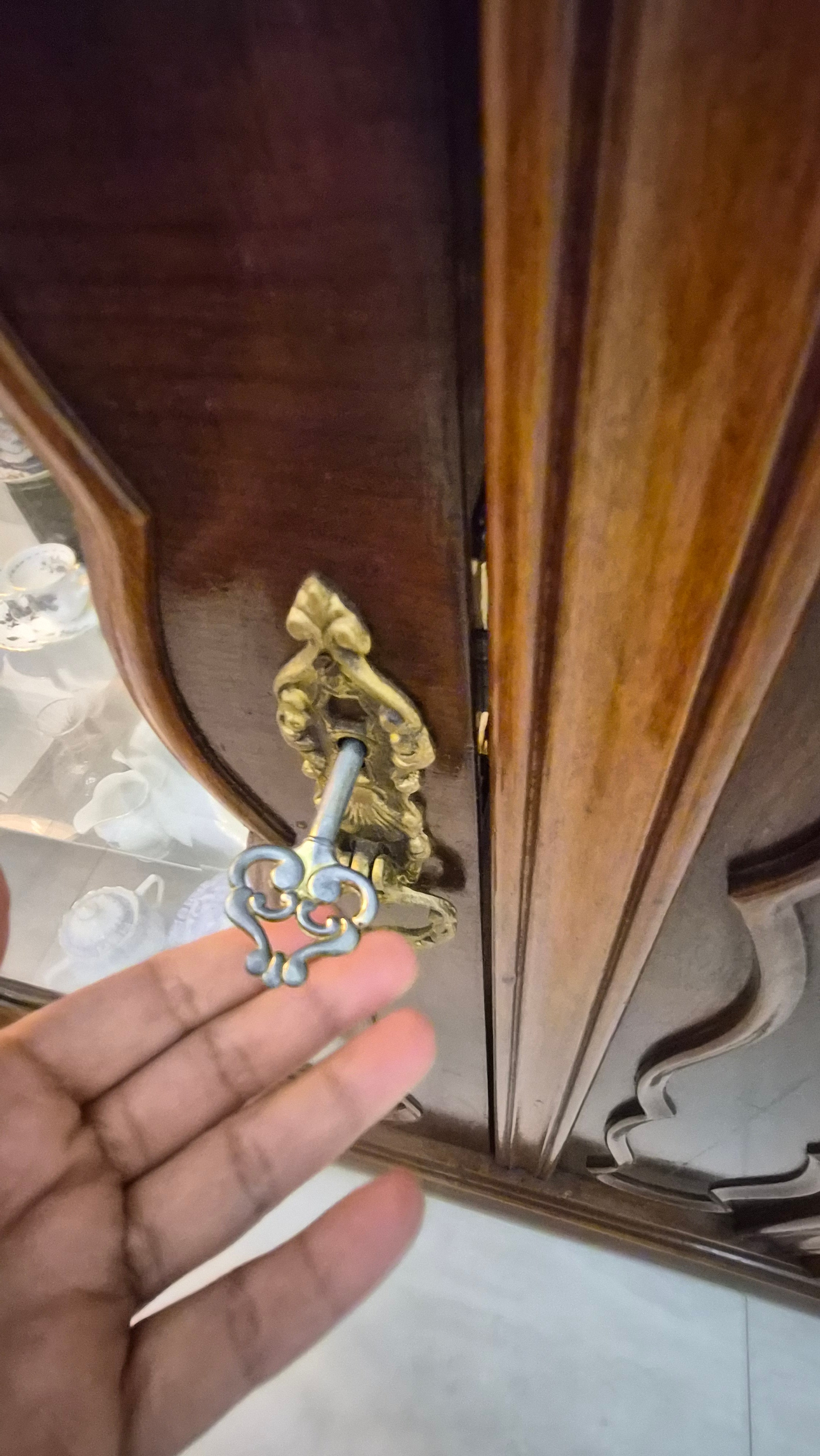Cristaleira em Imbuía com espelho original bisotado - Anos 60/70