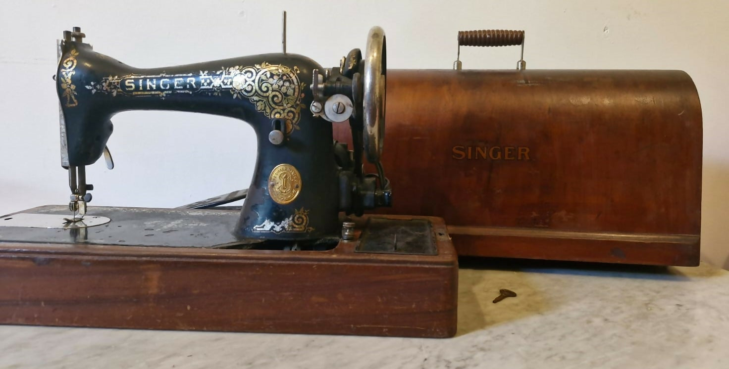 Raríssima máquina Singer com caixa de madeira original e funcionando - Sec. XIX
