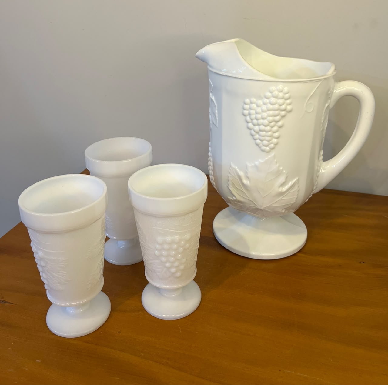 Conjunto em vidro leitoso com jarra e 3 copos – decoração em relevo com uvas