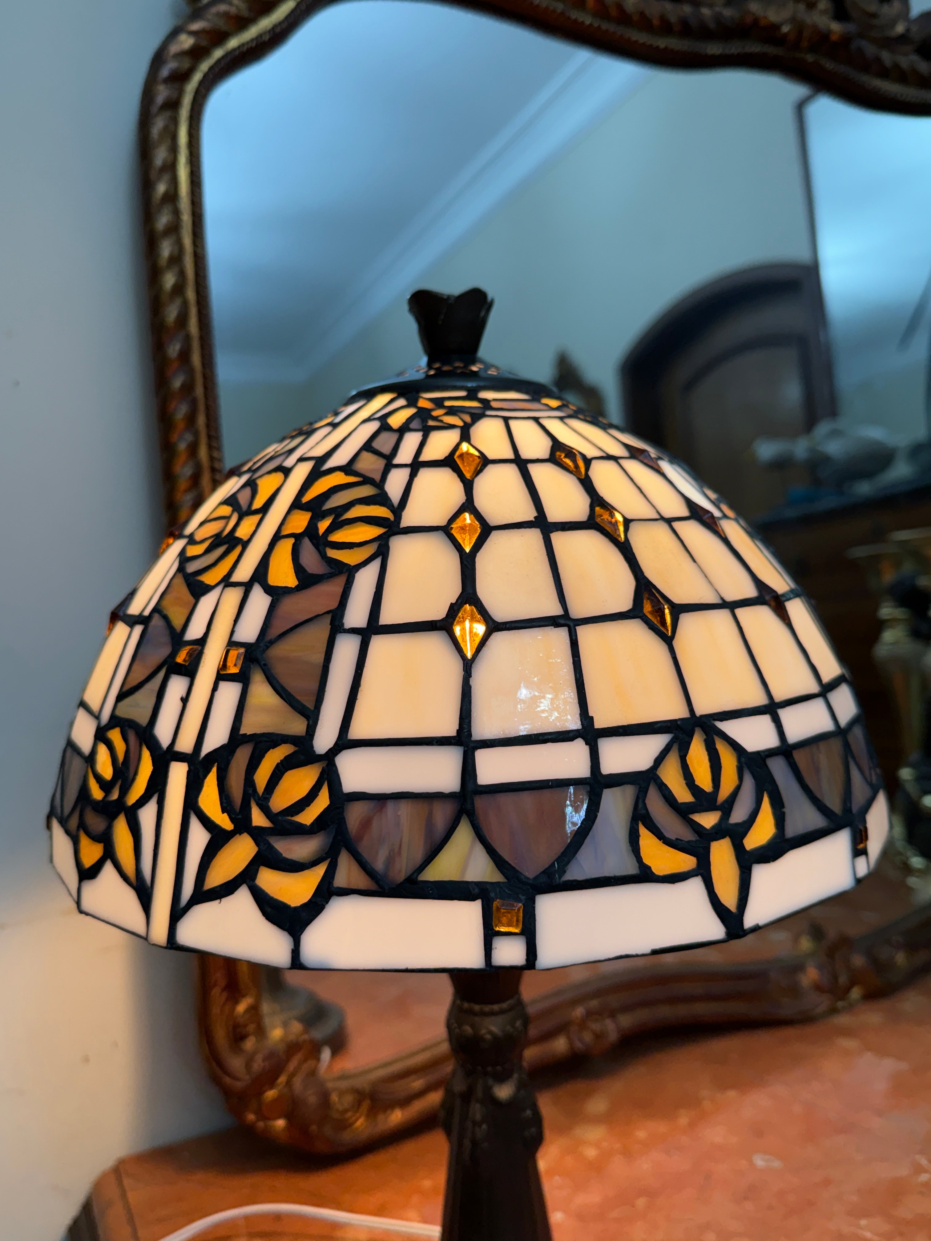 Belissimo abajur Tiffany em marrom e amarelo 