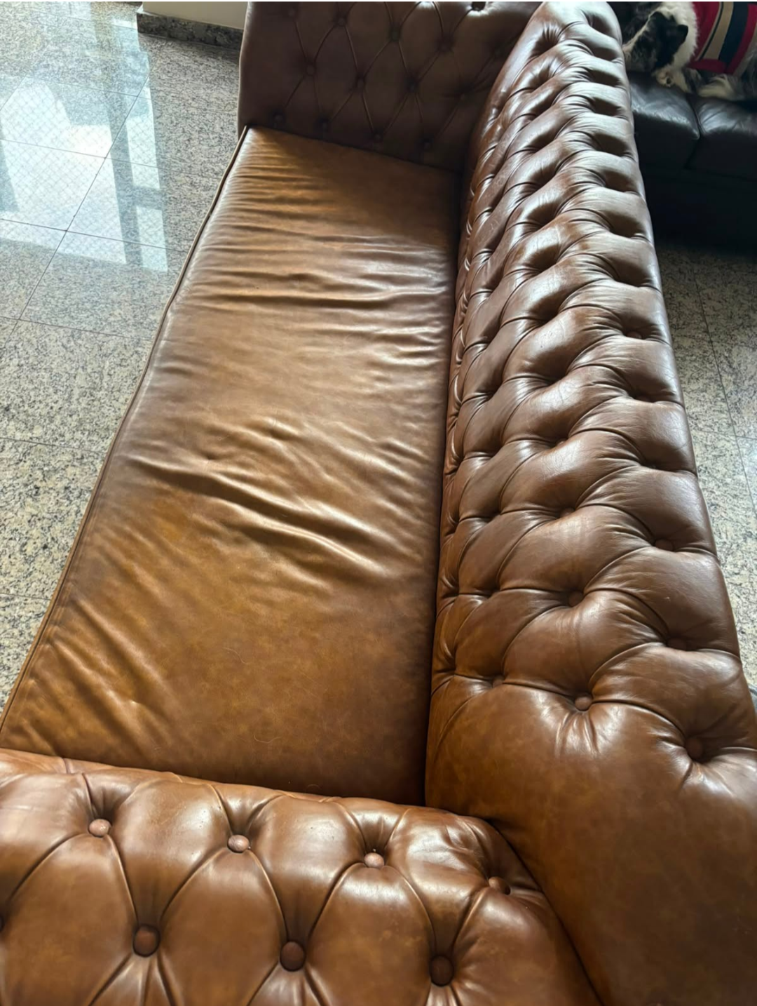 Sofá Chesterfield em Couro Capitonê Caramelo 