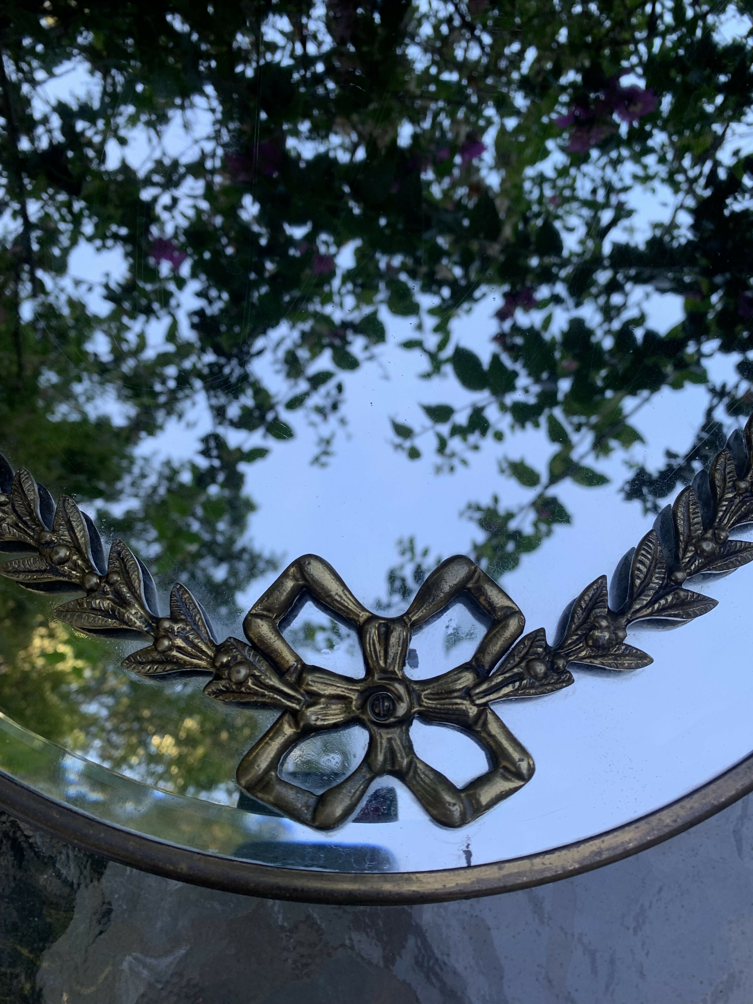Antigo Espelho Oval com detalhes em bronze