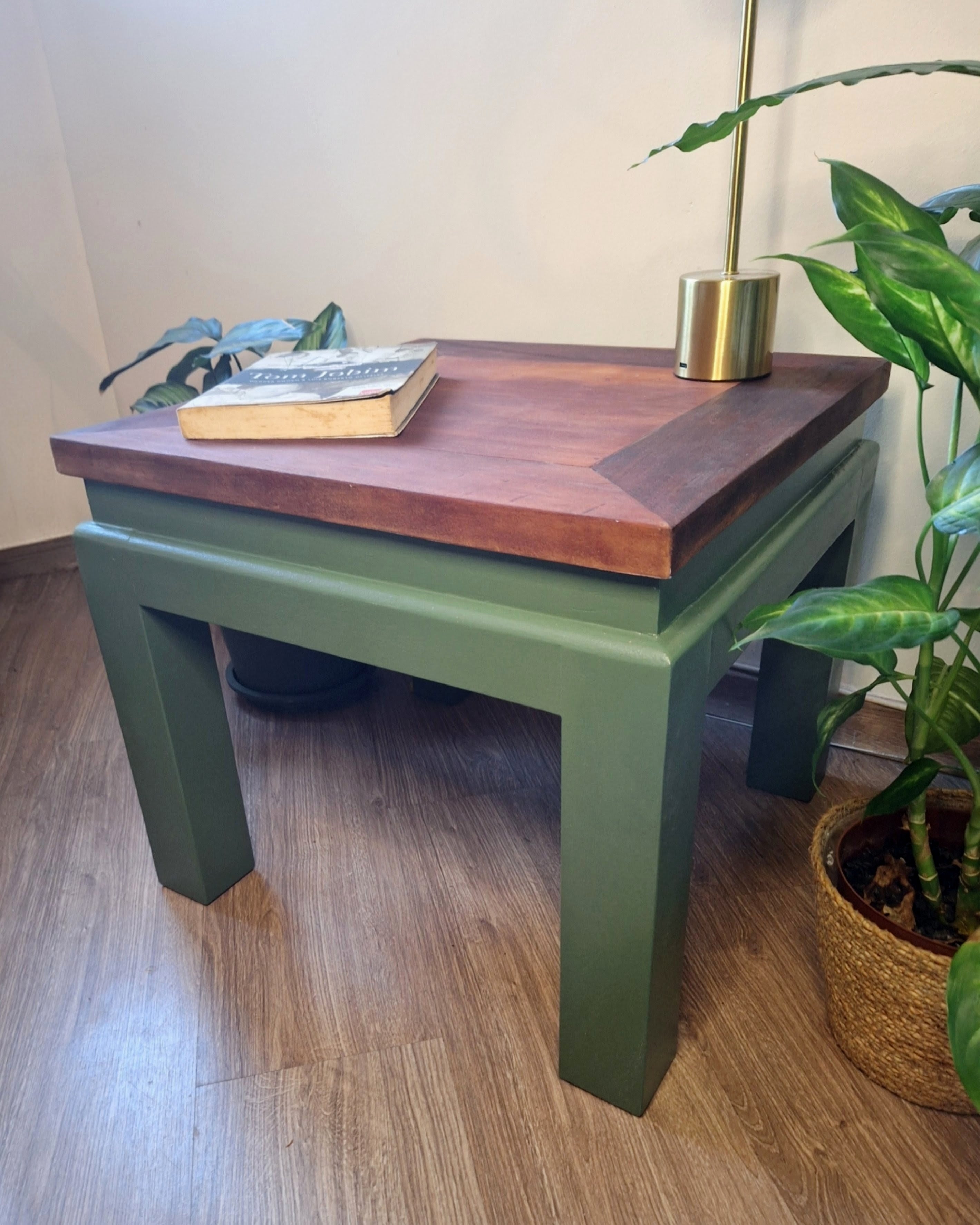 Mesa lateral quadrada com pintura verde e tampo em madeira natural (valor unitário) 