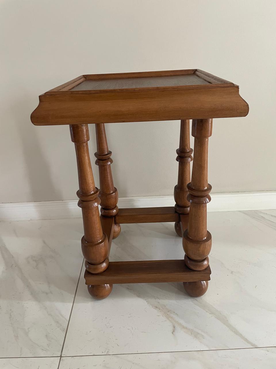Mesa de apoio quadrada de madeira