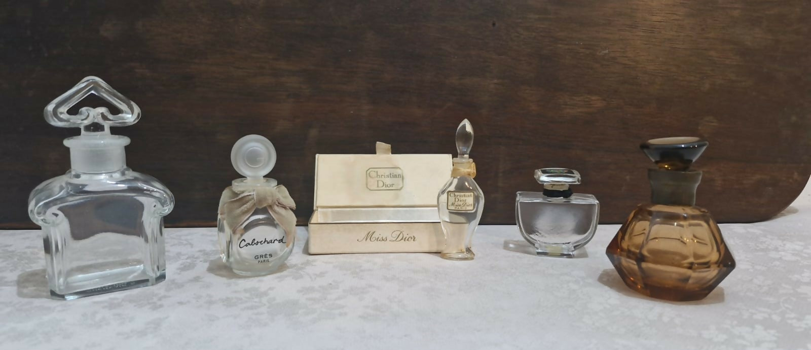 Coleção de raros frascos de perfumes franceses