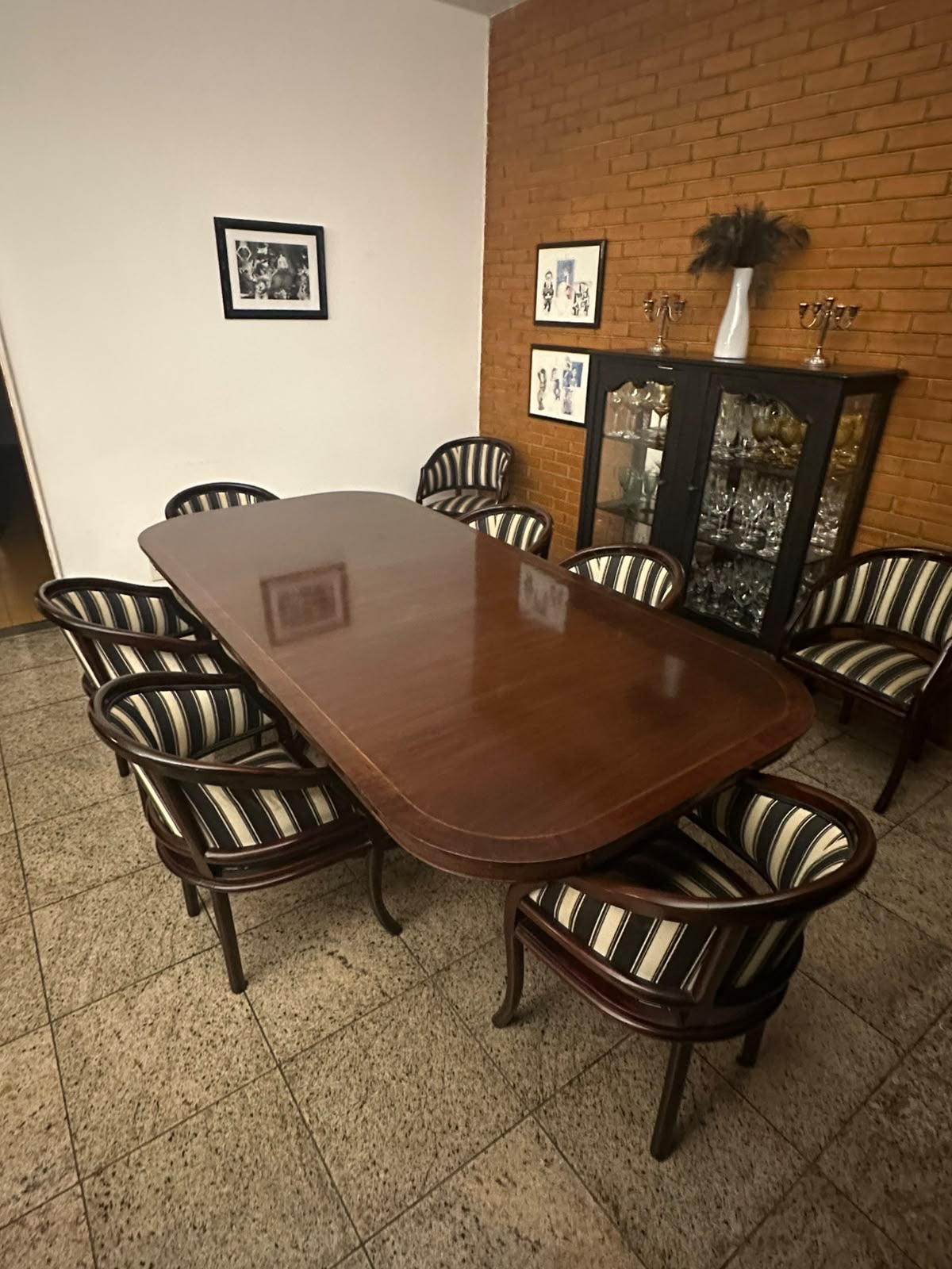 Mesa de jantar Retangular em Jacarandá maciço, magnificamente original!!! As 06 cadeiras estão inclusas.