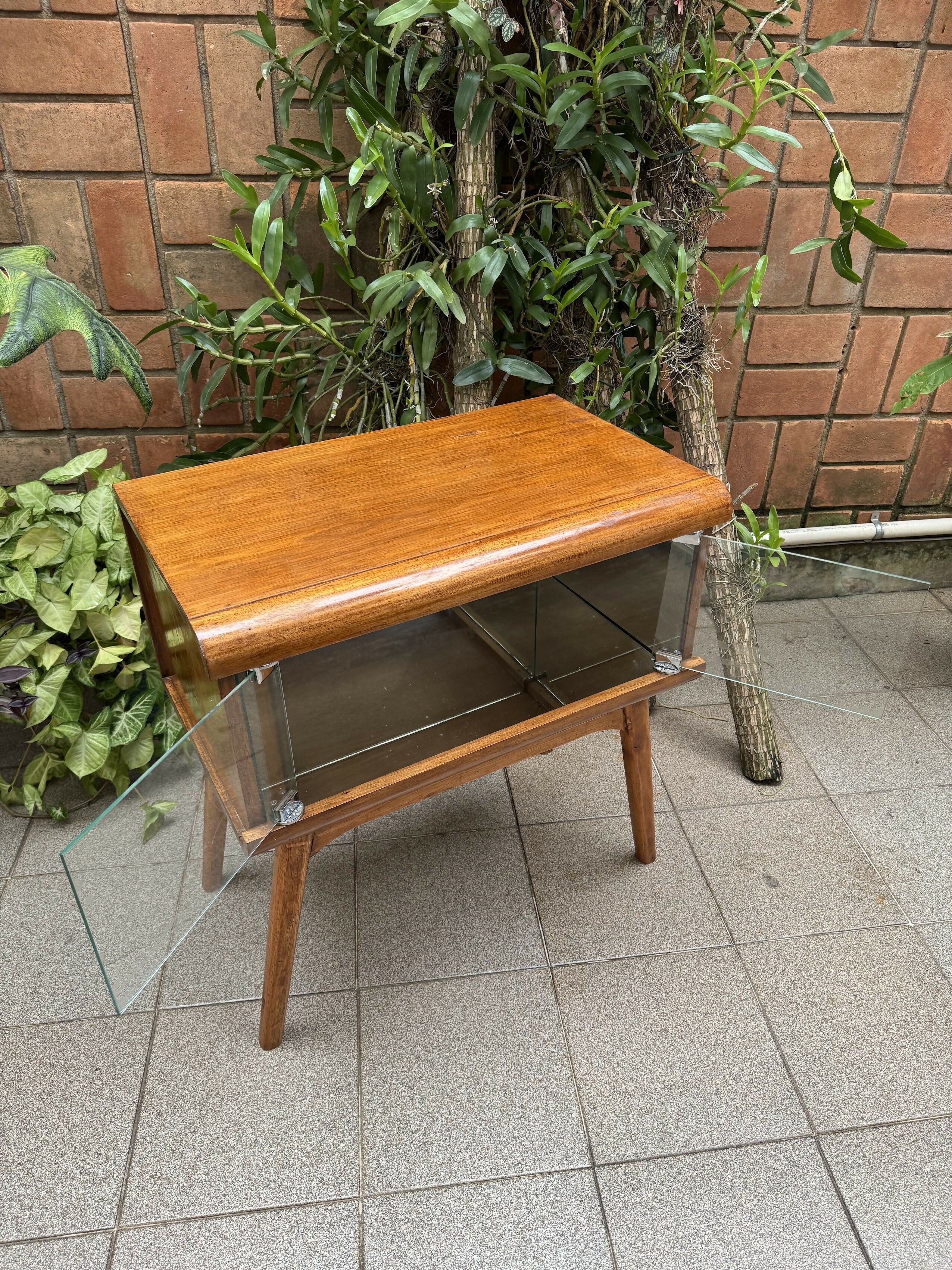 Cristaleira Barzinho em madeira maciça