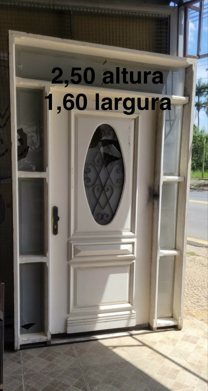 Porta antiga em madeira maciça