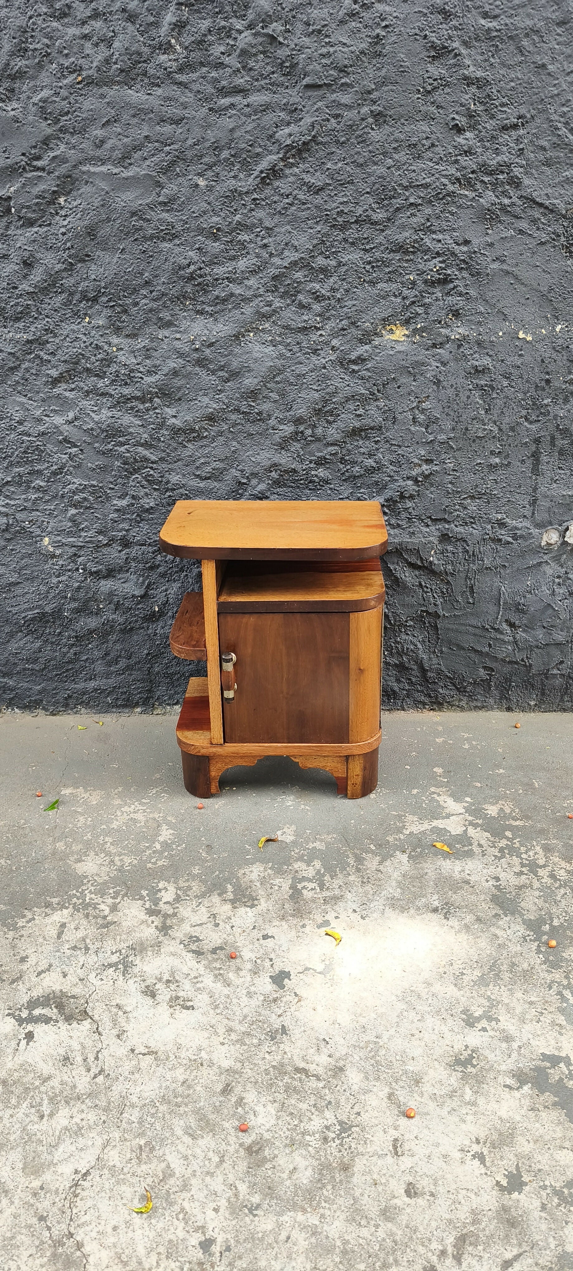Mesa de cabeceira com portinha (restaurada) 